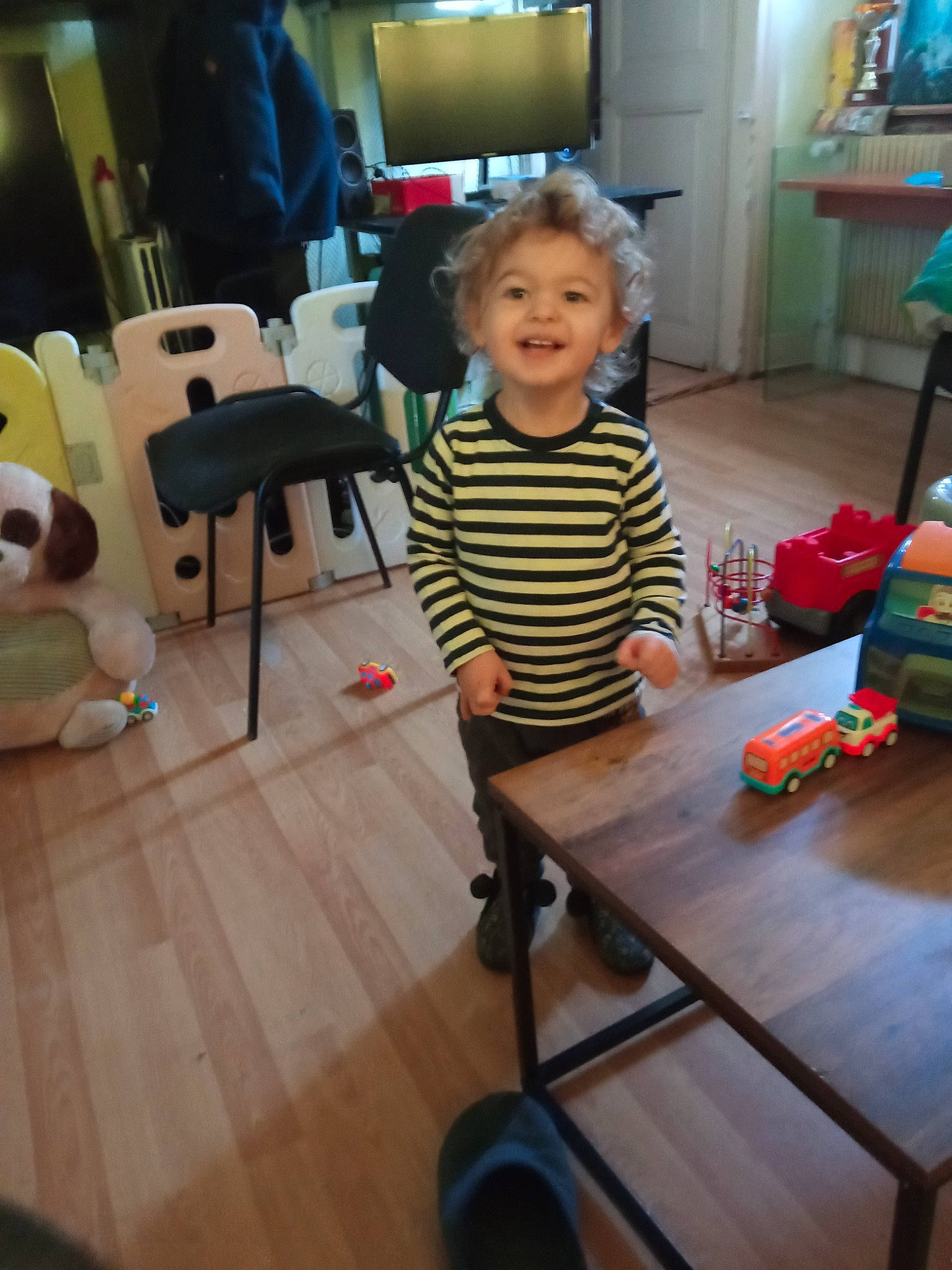 Joris participe au concours pour gagner de l'argent avec cette photo : chair, child, desk, floor, flooring, fun, furniture, hardwood, joy, person, picture_frame, play, room, sitting, smile, t_shirt, table, television, toddler, toy