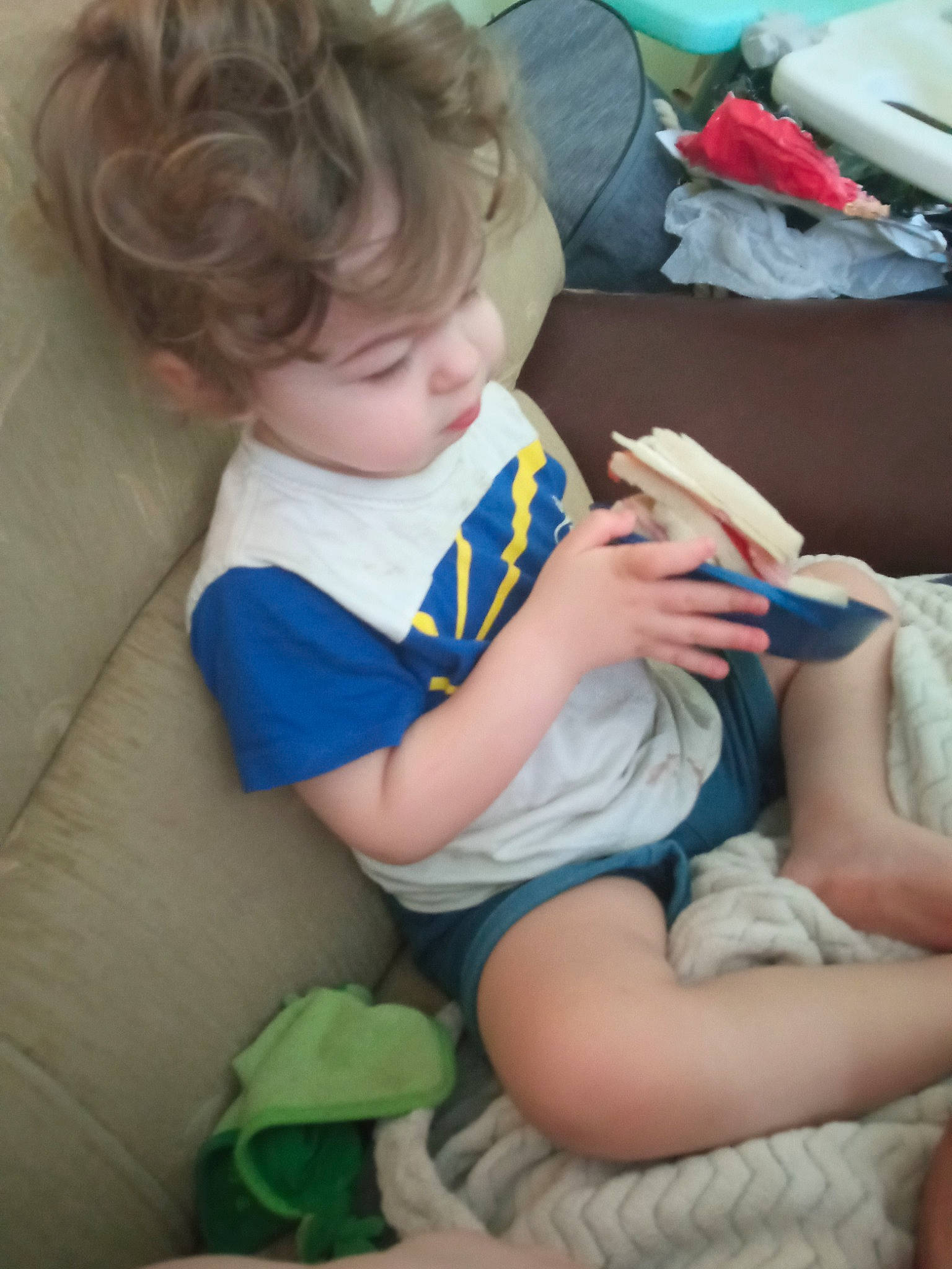 Joris participe au concours pour gagner de l'argent avec cette photo : baby, baby_toddler_clothing, cheek, child, comfort, elbow, finger, hand, head, human_body, human_leg, joint, knee, lap, leg, person, skin, sock, thigh, thumb