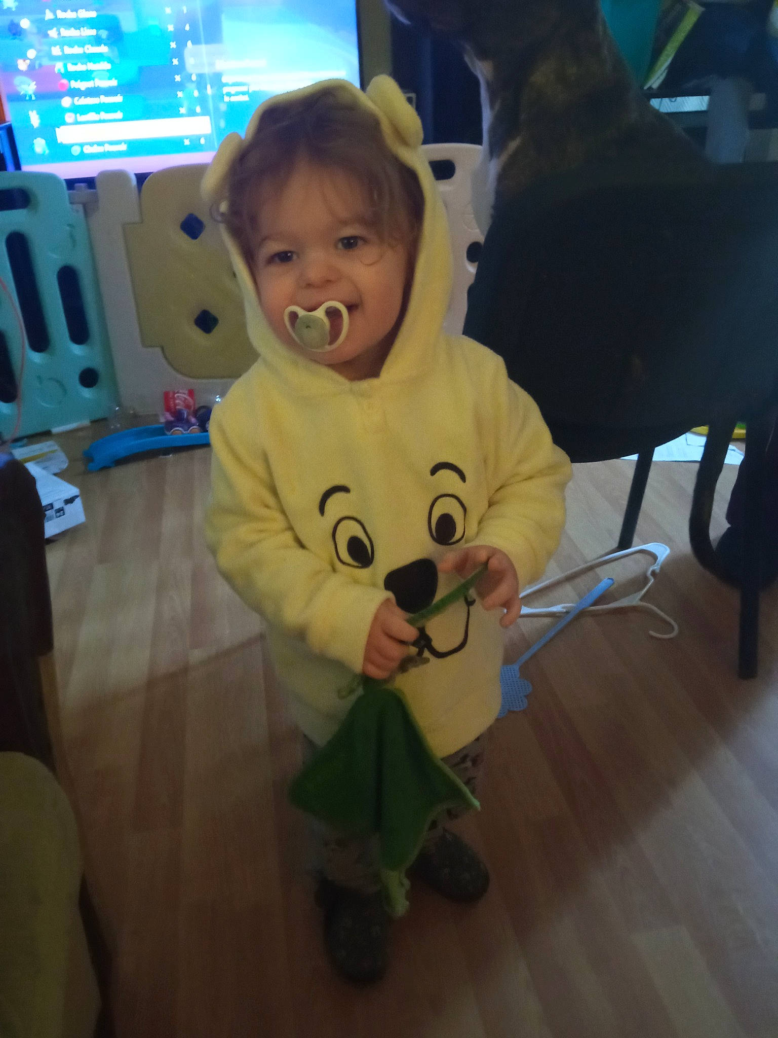 Joris a rejoint le concours — aidez-le/la à gagner de superbes lots ! baby, child, display_device, floor, flooring, fun, gadget, happy, head, person, play, room, sitting, smile, stuffed_toy, t_shirt, television, toddler, toy, wood