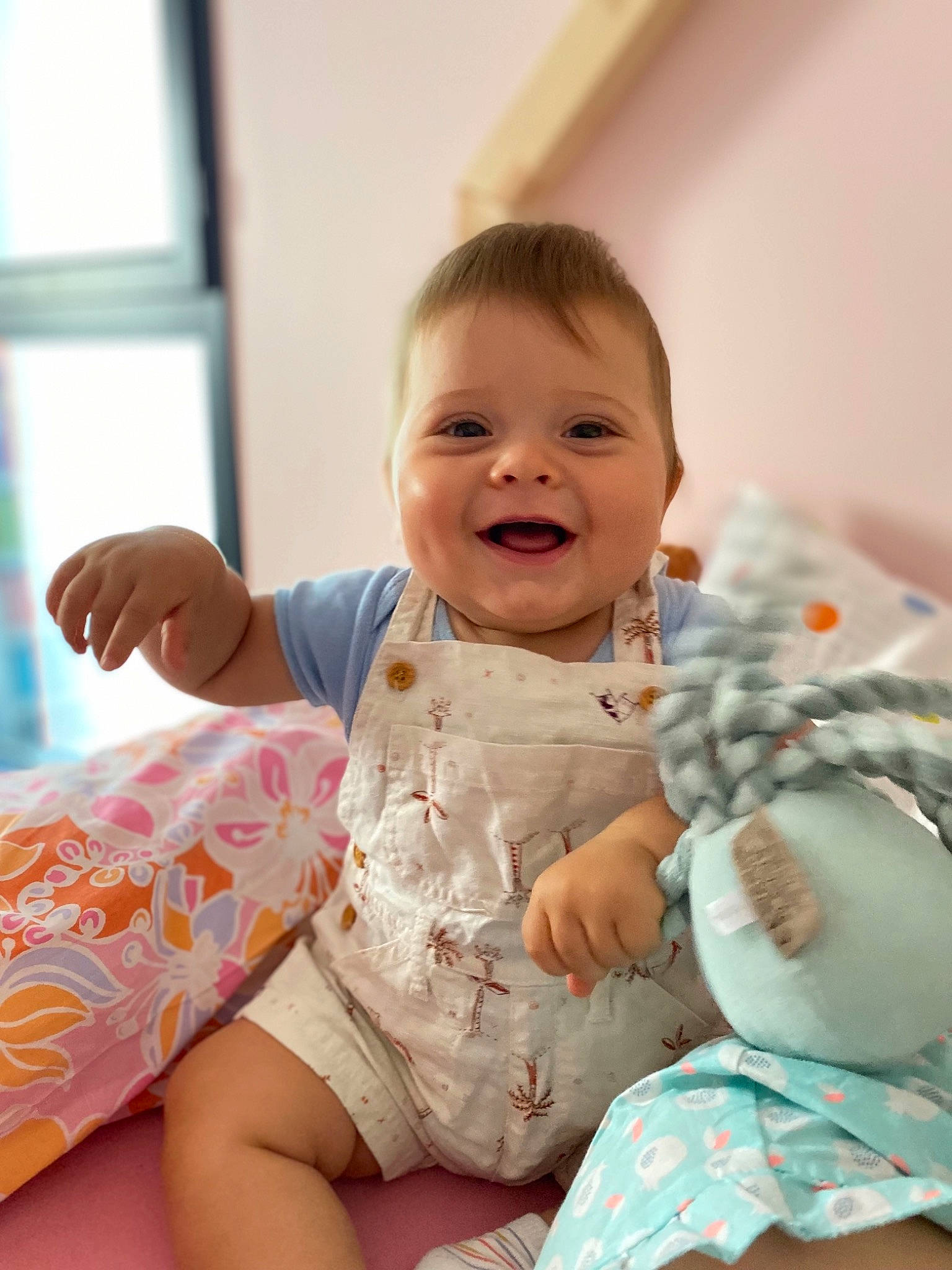 Diego participe au concours pour gagner de l'argent avec cette photo : arm, baby_toddler_clothing, cheek, comfort, dress, eye, finger, gesture, hand, happy, head, human_body, iris, joy, leg, person, pink, shoulder, skin, sleeve