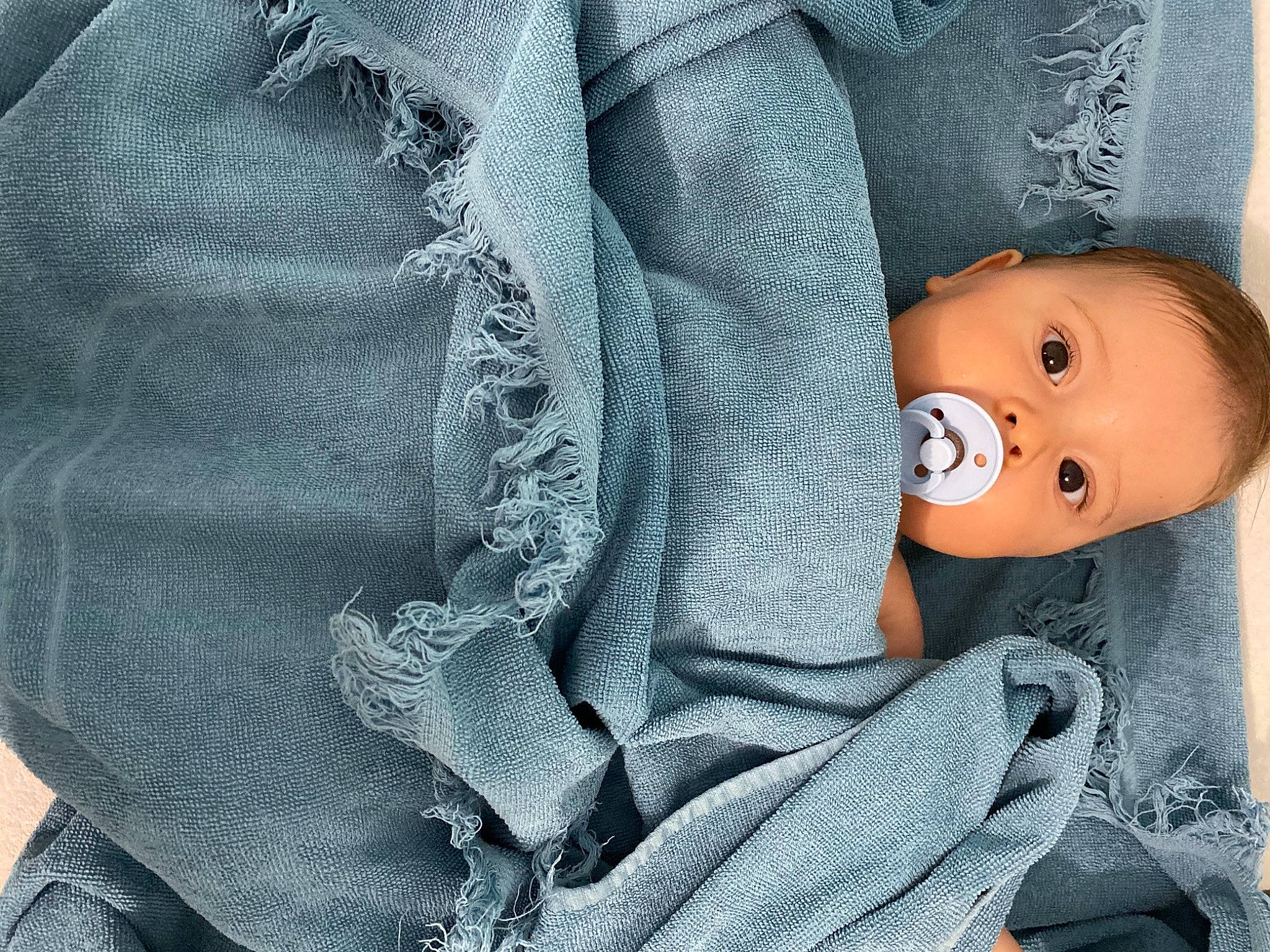 Diego participe au concours pour gagner de l'argent avec cette photo : azure, baby, baby_products, baby_sleeping, baby_toddler_clothing, beanie, button, child, collar, comfort, denim, electric_blue, fur, grey, linens, outerwear, pattern, person, sleeve, textile