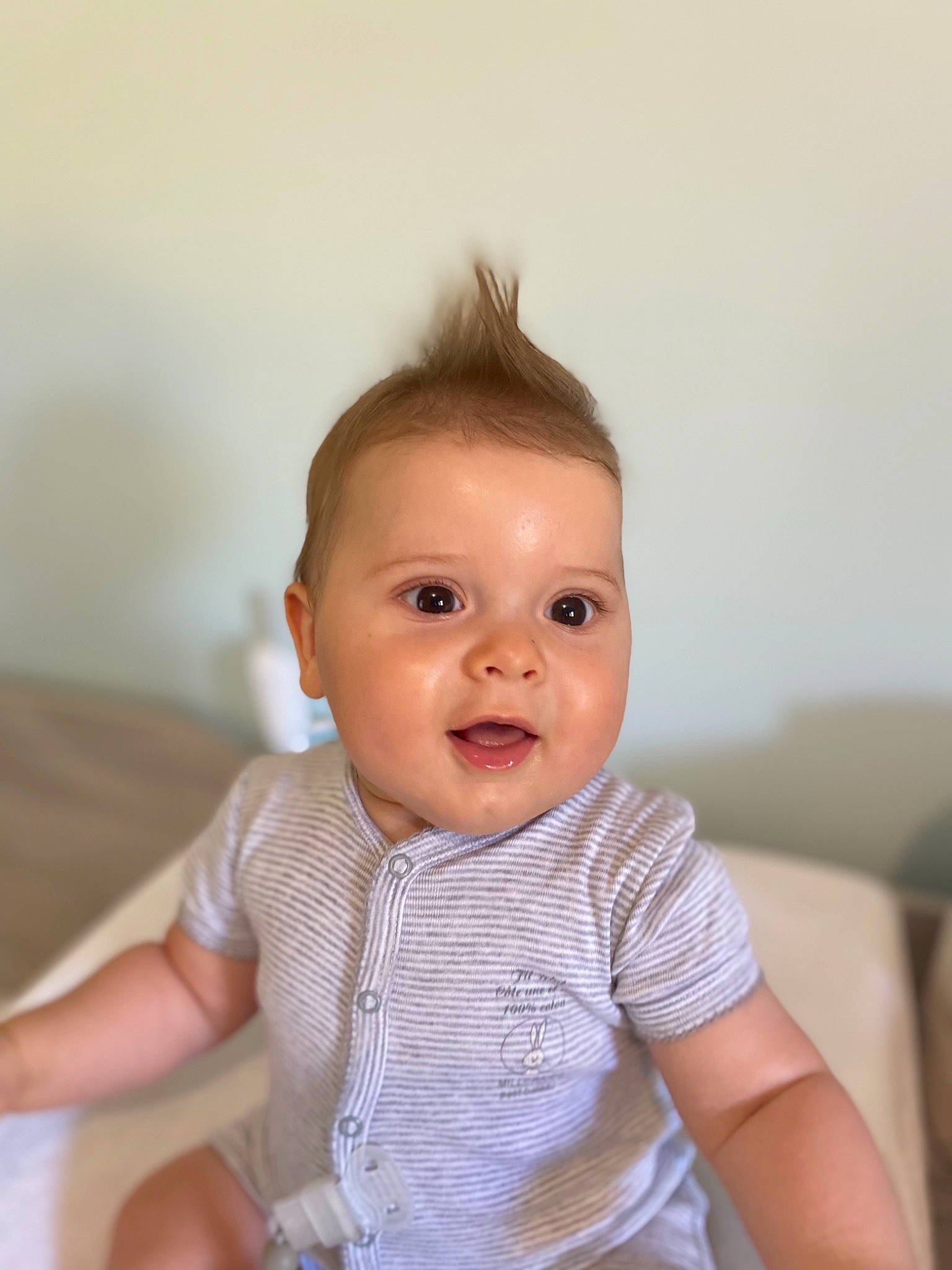 Diego participe au concours pour gagner de l'argent avec cette photo : baby, baby_toddler_clothing, cheek, child, comfort, eyelash, face, finger, flash_photography, happy, iris, lip, neck, nose, person, shoulder, sitting, skin, sleeve, smile