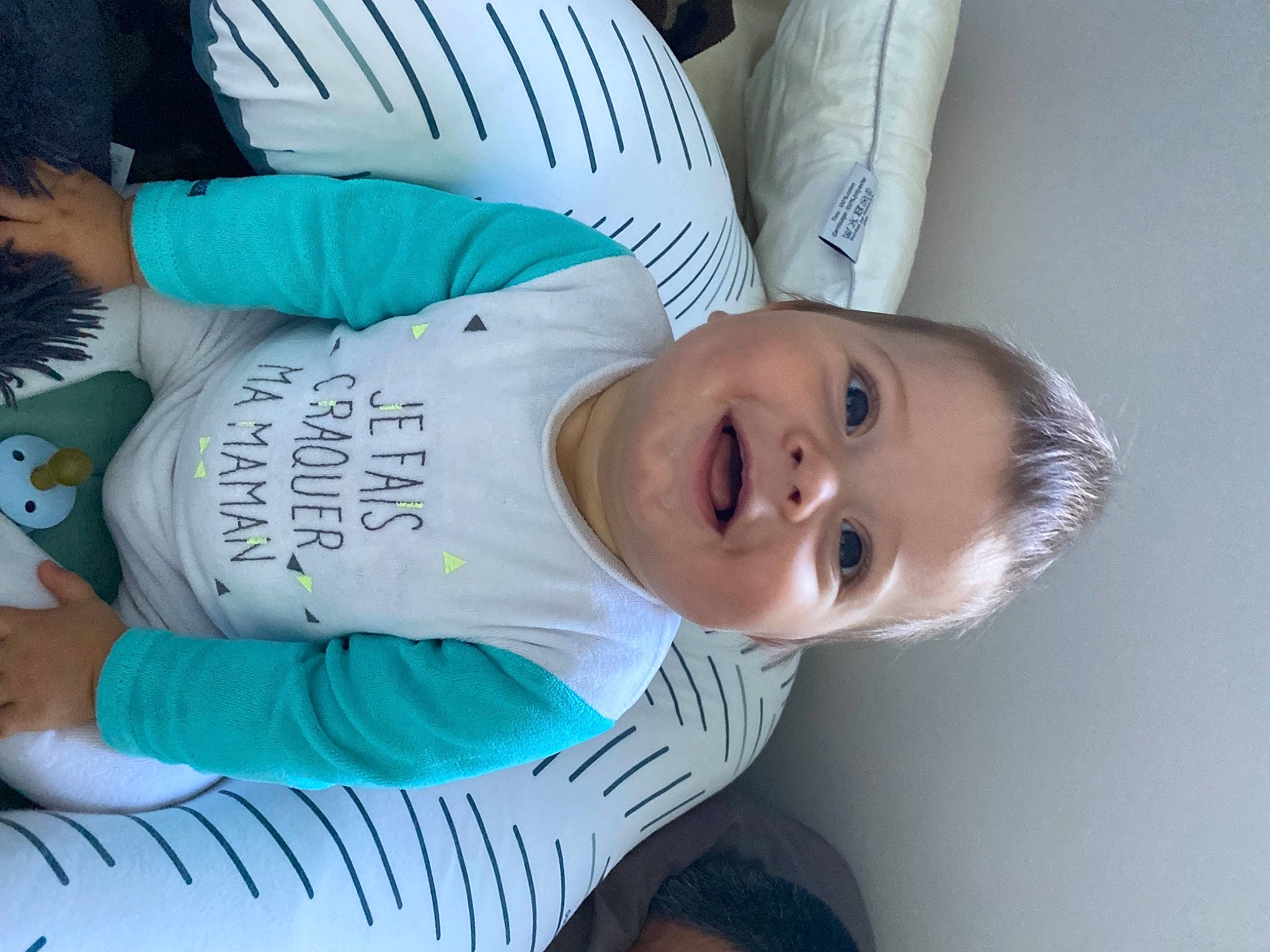 Diego a rejoint le concours — aidez-le/la à gagner de superbes lots ! baby, baby_toddler_clothing, chest, child, comfort, cool, elbow, eye, facial_expression, fun, happy, hat, human_body, mouth, person, room, sitting, sleeve, smile, t_shirt