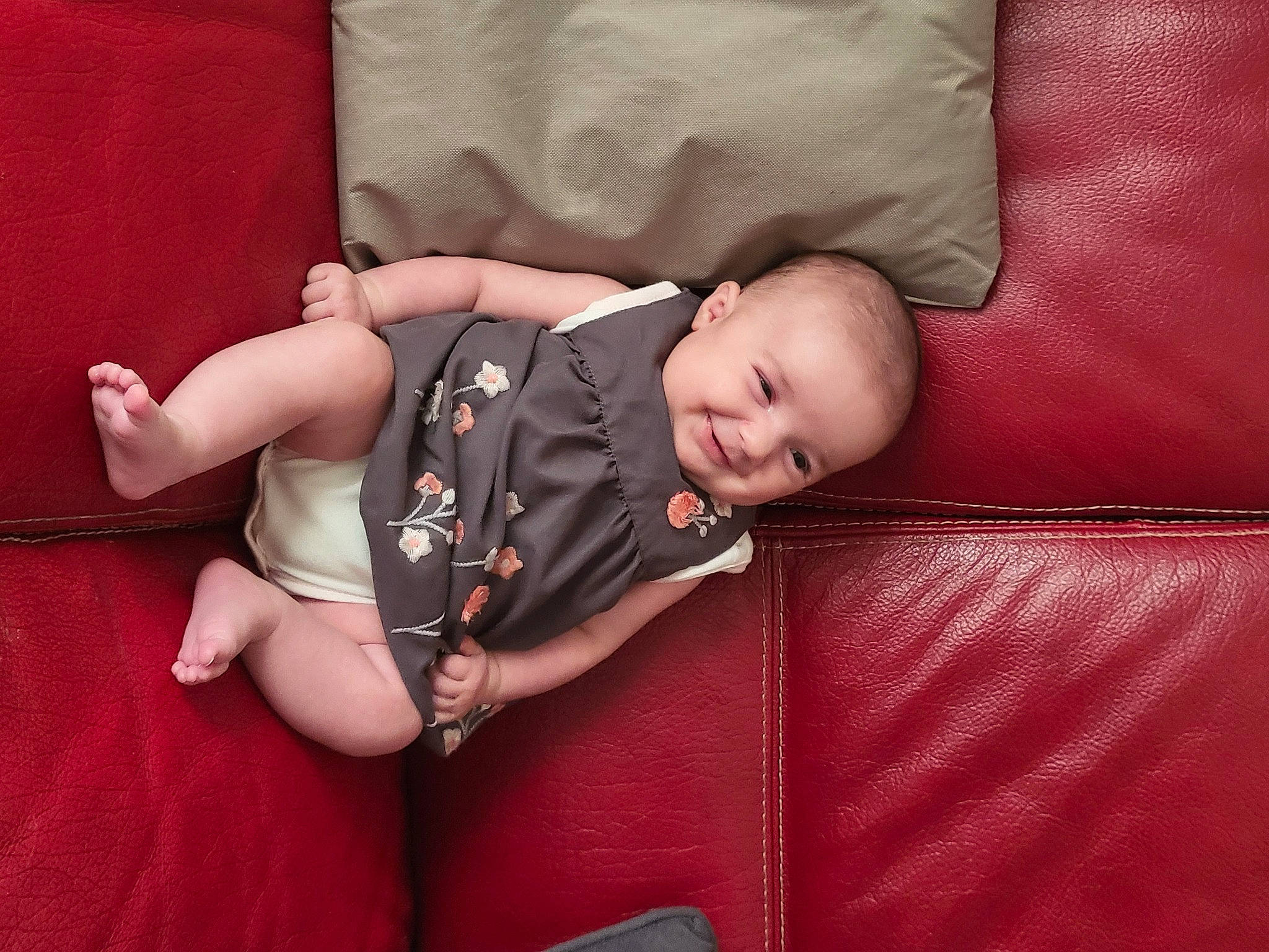 Faustine a rejoint le concours — aidez-le/la à gagner de superbes lots ! baby, baby_products, baby_toddler_clothing, bedtime, carmine, cheek, child, comfort, couch, flash_photography, flooring, joy, linens, magenta, person, room, sitting, sleeve, smile, textile