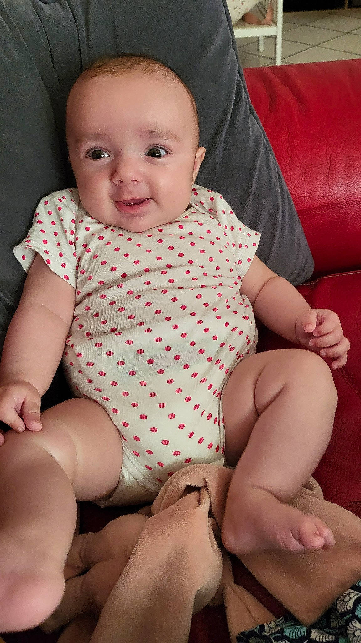 Faustine a rejoint le concours — aidez-le/la à gagner de superbes lots ! arm, baby_toddler_clothing, black, cheek, comfort, face, hairstyle, hand, joint, knee, leg, neck, organ, person, shoulder, skin, sleeve, standing, stomach, thigh