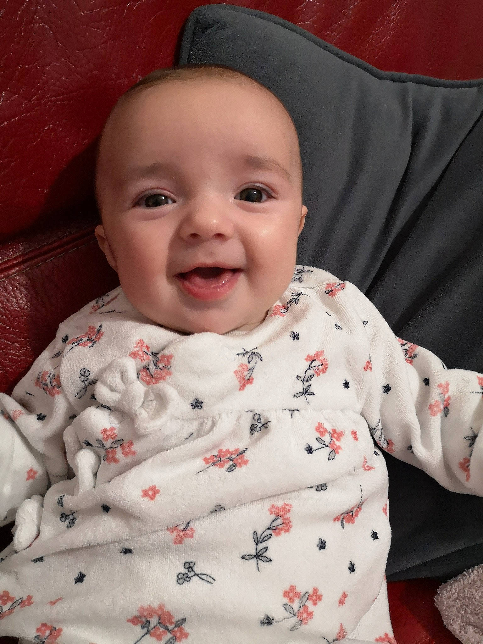 Faustine a rejoint le concours — aidez-le/la à gagner de superbes lots ! baby, baby_toddler_clothing, cheek, chin, comfort, eye, face, facial_expression, head, lip, nose, outerwear, person, pink, skin, sleeve, smile, standing, textile, toddler