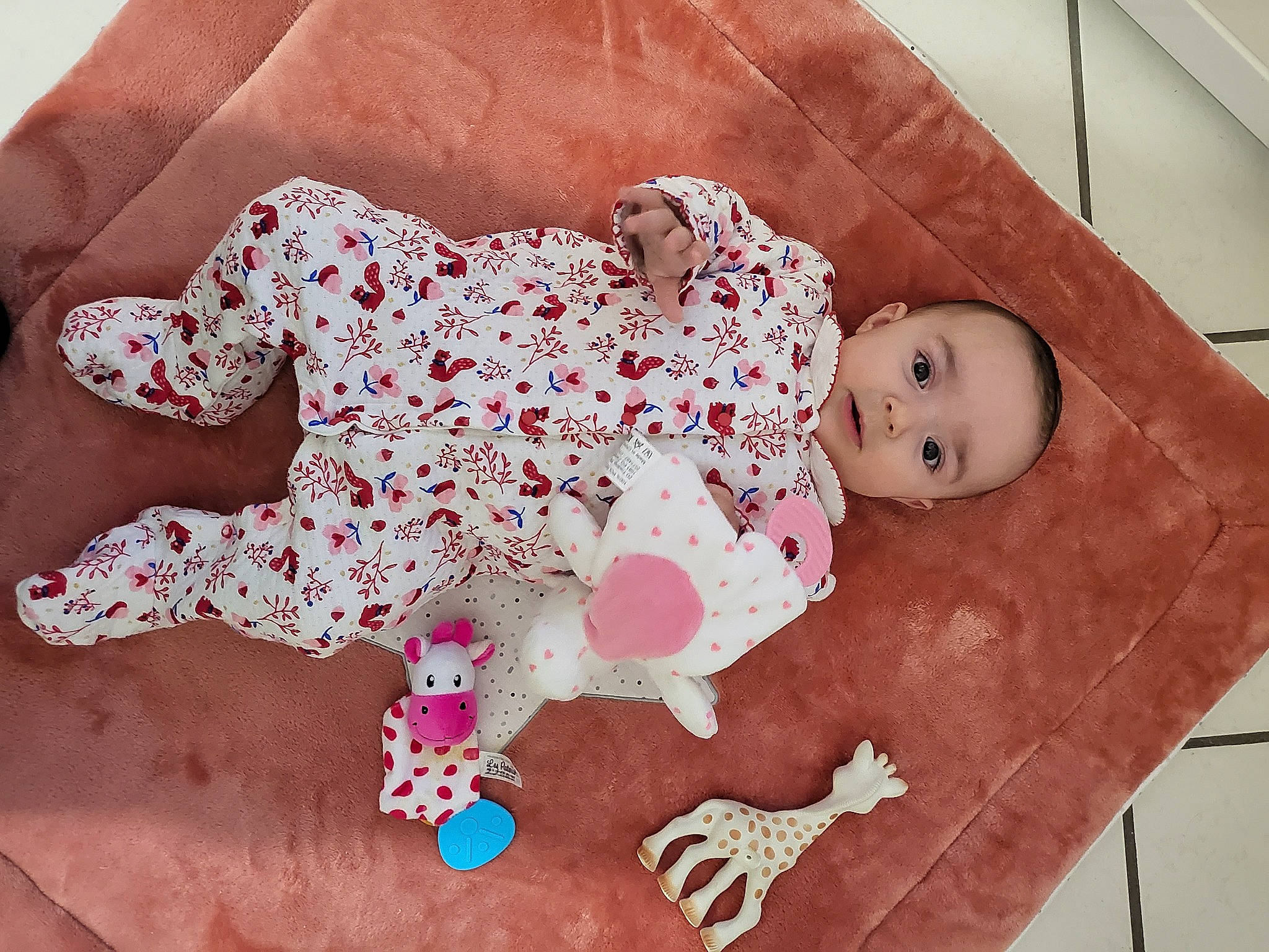 Faustine a rejoint le concours — aidez-le/la à gagner de superbes lots ! baby, baby_products, baby_toddler_clothing, carmine, cheek, child, comfort, floor, flooring, foot, head, linens, magenta, pattern, person, pink, skin, sleeve, textile, toddler
