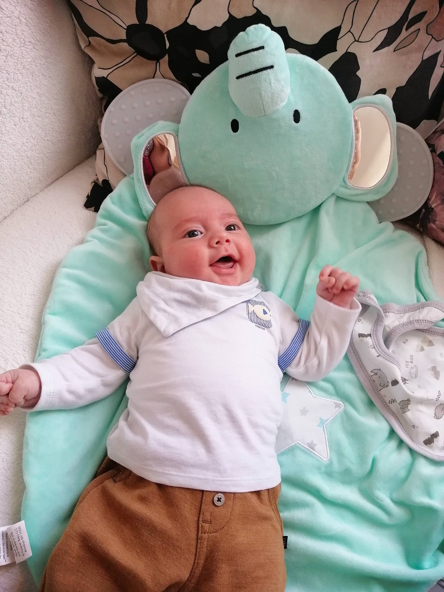 Adrian a rejoint le concours — aidez-le/la à gagner de superbes lots ! baby, baby_products, baby_sleeping, baby_toddler_clothing, child, comfort, event, eye, gesture, happy, hat, head, linens, person, pink, room, sleeve, smile, textile, toddler