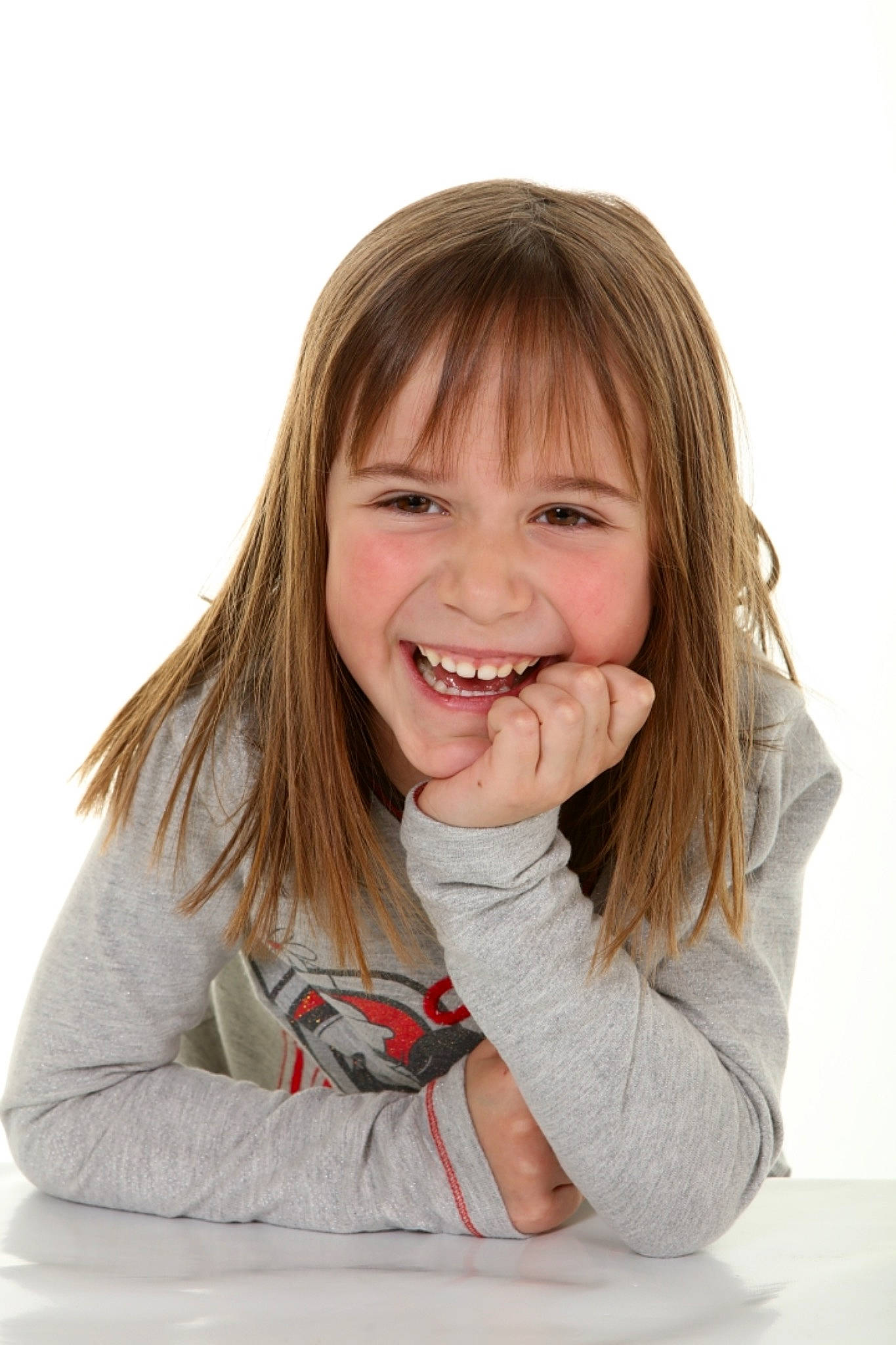 Siana participe au concours pour gagner de l'argent avec cette photo : brown_hair, cheek, child, child_model, chin, emotion, face, facial_expression, girl, happiness, joy, laughter, long_hair, mouth, nose, organ, person, portrait, shoulder, sitting