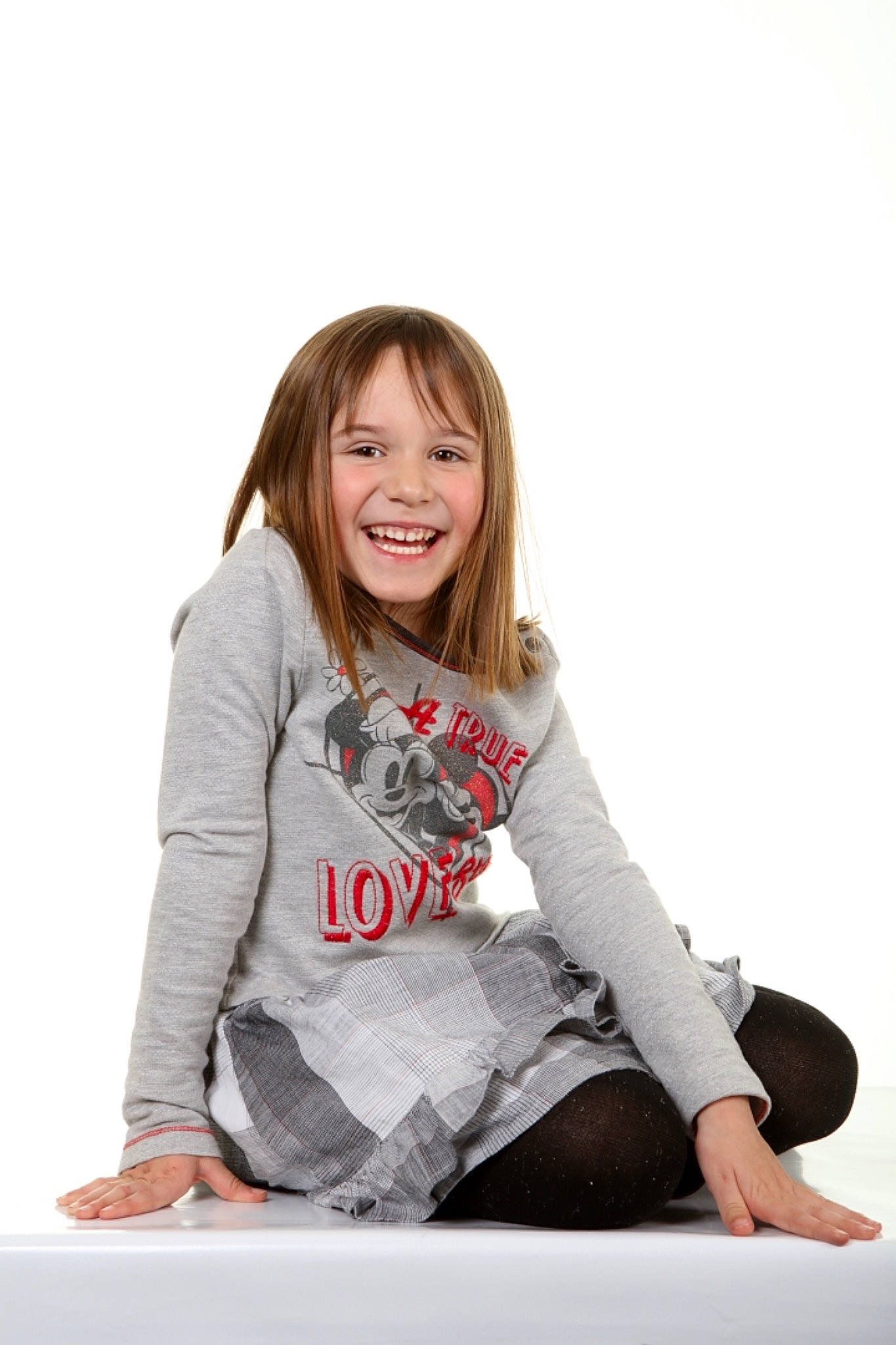 Siana a rejoint le concours — aidez-le/la à gagner de superbes lots ! arm, child, child_model, girl, joint, joy, leg, person, photo_shoot, photography, portrait_photography, product, shoe, shoulder, sitting, smile