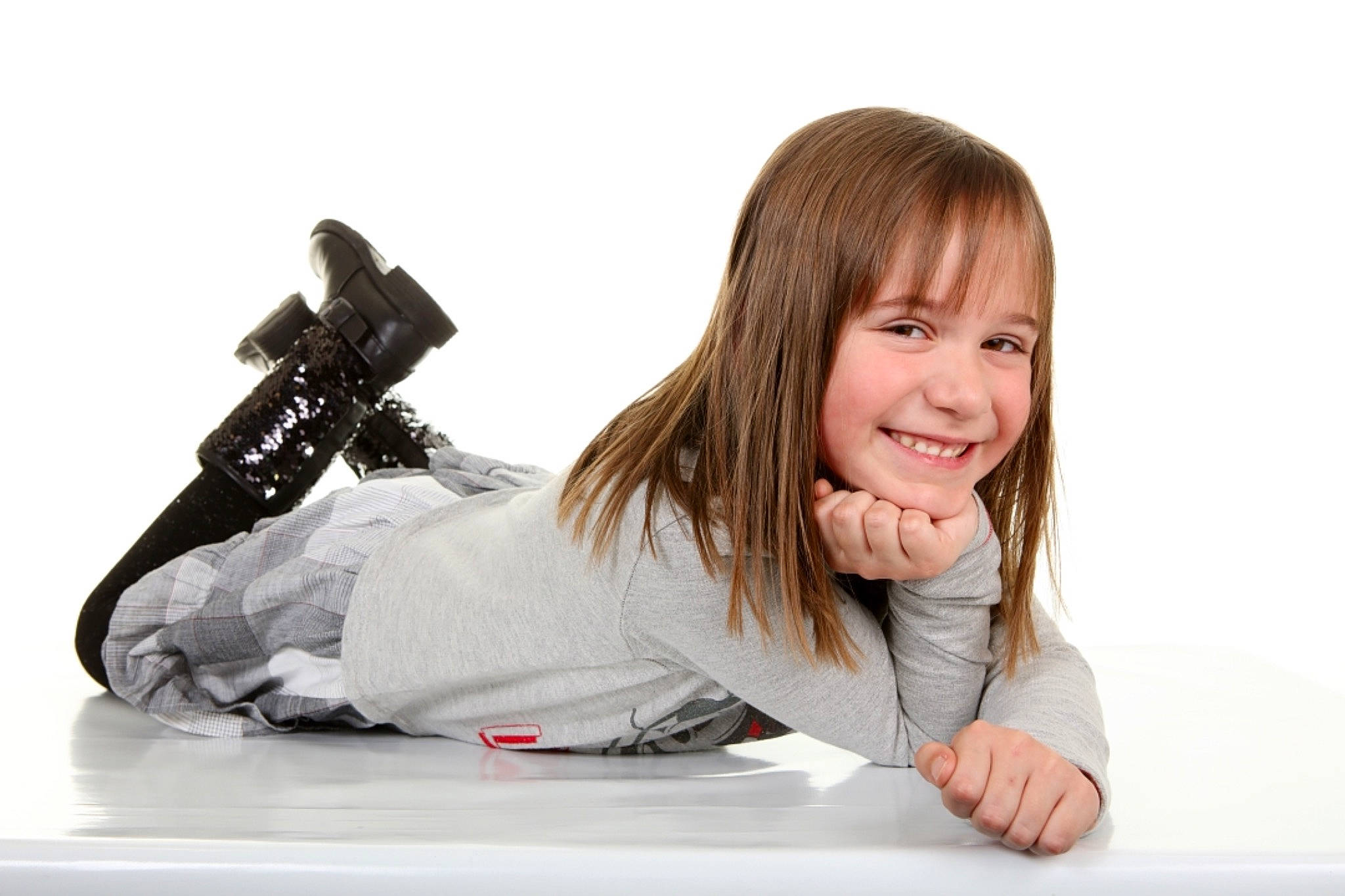 Siana participe au concours pour gagner de l'argent avec cette photo : child, girl, human_behavior, joy, microphone, person, product, shoe, sitting, smile