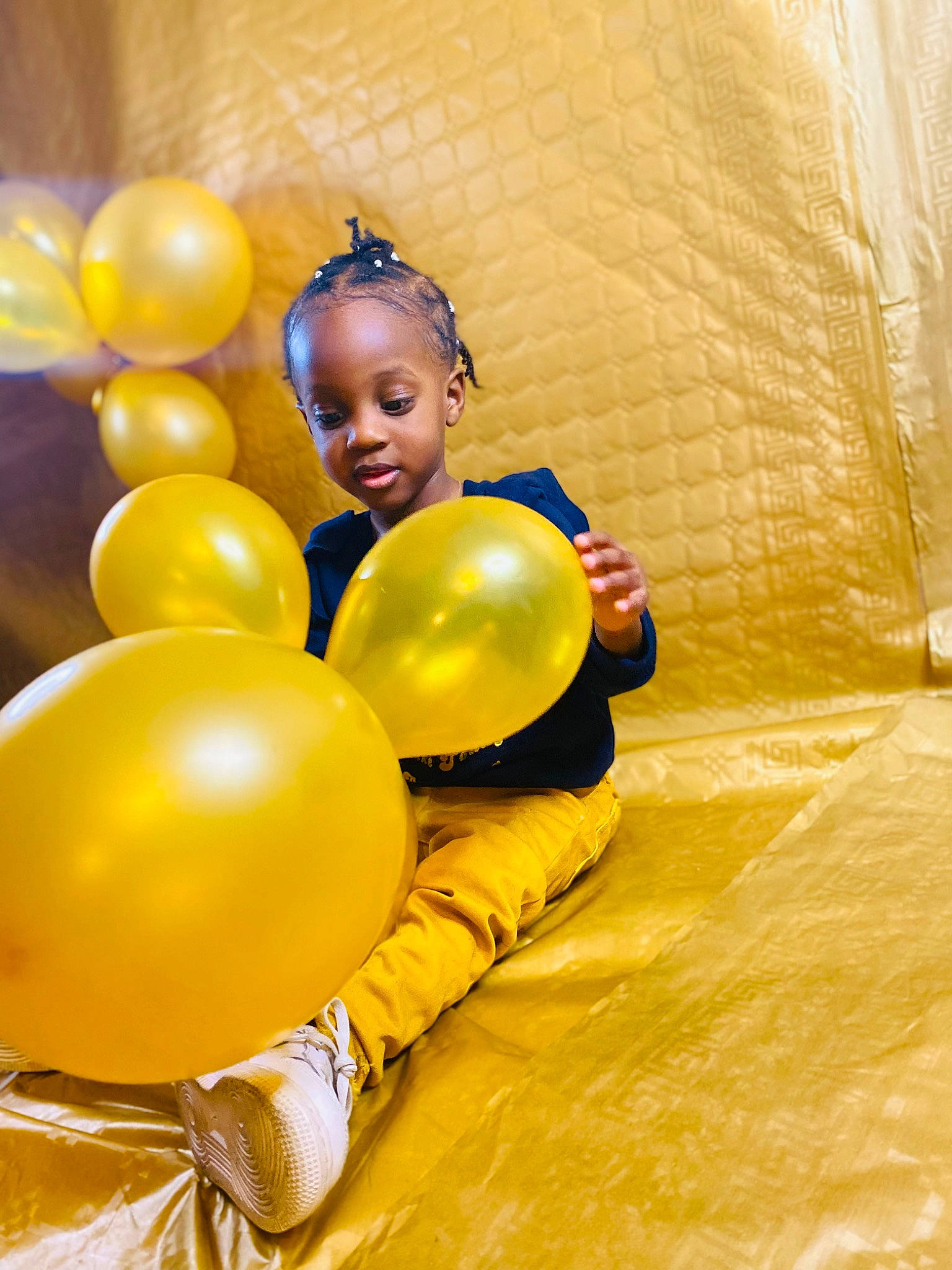 Maya participe au concours pour gagner de l'argent avec cette photo : balloon, child, event, eye, facial_expression, fashion_accessory, flooring, fun, happy, human_body, leisure, party_supply, person, physical_fitness, recreation, room, sitting, smile, sphere, thigh