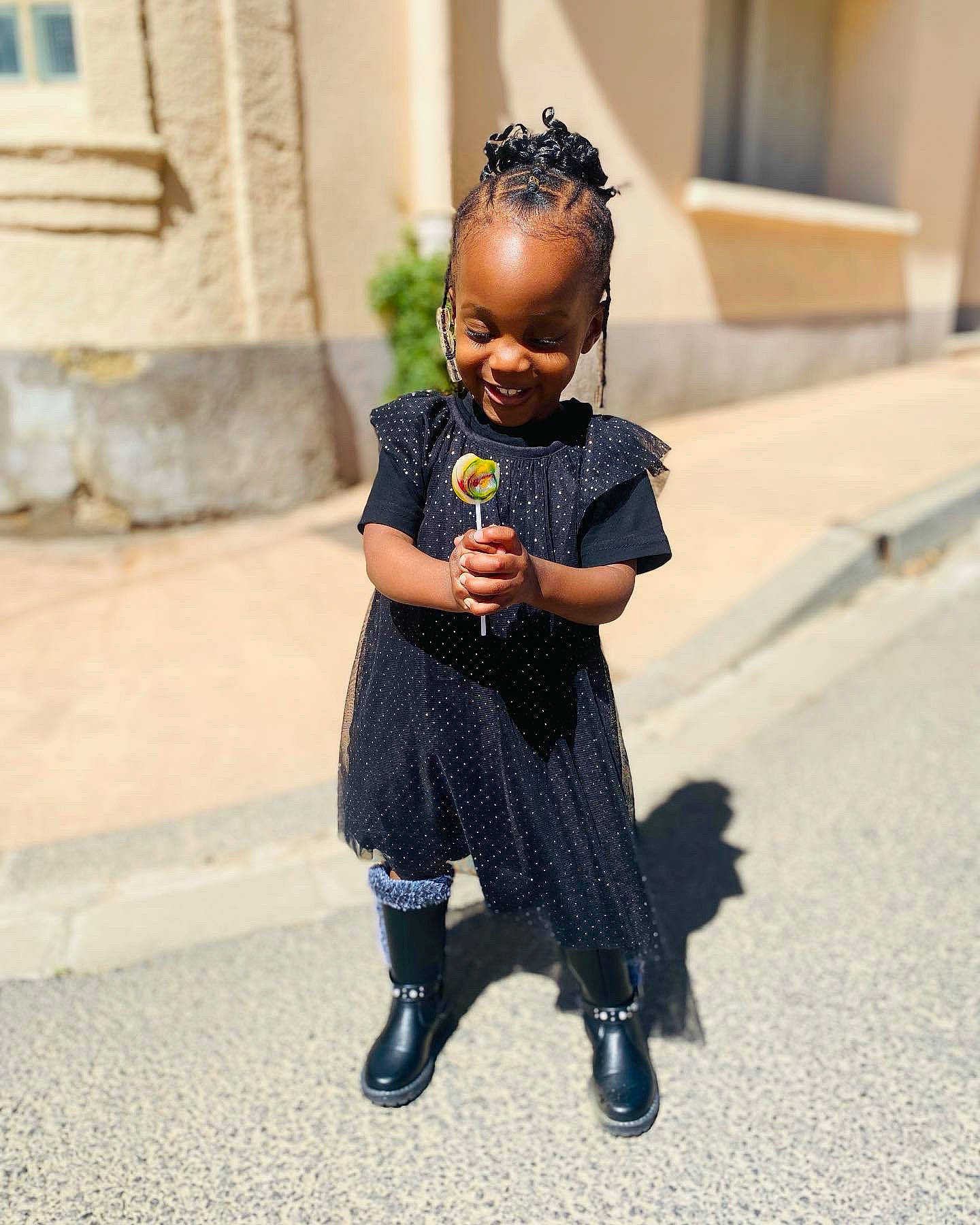 Maya a rejoint le concours — aidez-le/la à gagner de superbes lots ! baby_toddler_clothing, black_hair, child, dress, facial_expression, fashion_design, flooring, formal_wear, hairstyle, happy, headband, headpiece, jewellery, joy, knee, necklace, outerwear, pattern, person, sleeve