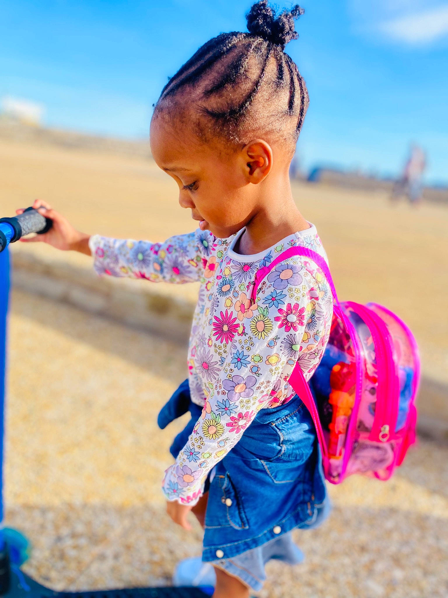 Maya participe au concours pour gagner de l'argent avec cette photo : azure, beach, blue, child, cool, electric_blue, fun, hairstyle, happy, landscape, leisure, people_in_nature, people_on_beach, person, recreation, sand, sky, sleeve, summer, toddler