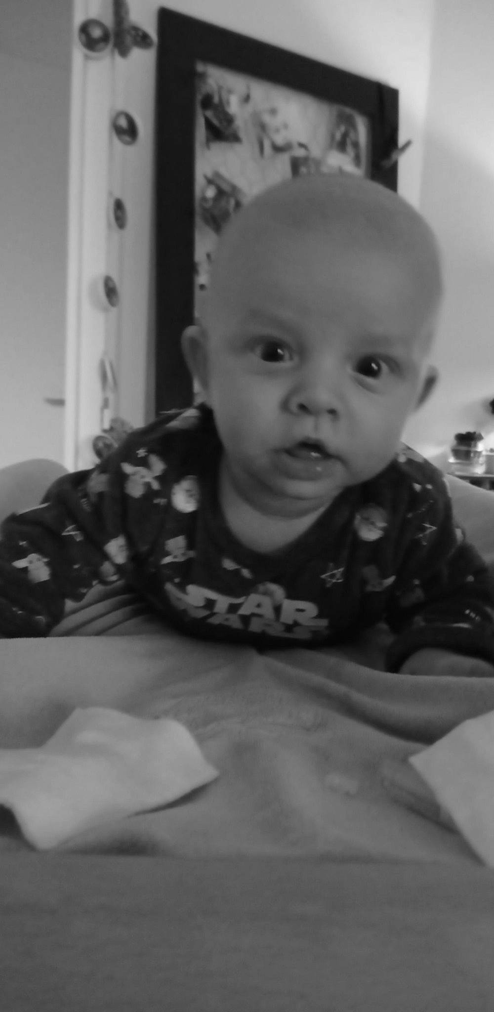 Elie participe au concours pour gagner de l'argent avec cette photo : arm, baby, black_and_white, cheek, chin, comfort, cool, eye, eyebrow, floor, flooring, grey, happy, iris, mouth, nose, person, sleeve, smile, style