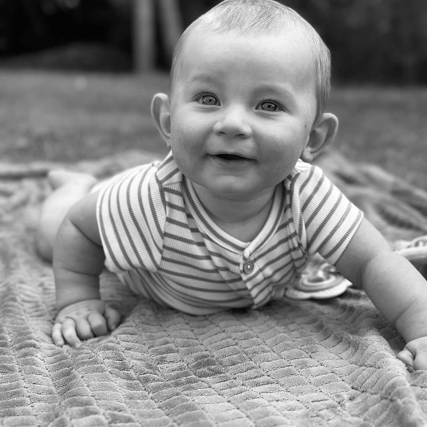 Gabriel a rejoint le concours — aidez-le/la à gagner de superbes lots ! baby, black_and_white, blanket, child, closeup, crawling, cute, eyes, face, hands, happy, infant, nature, outdoor, person, portrait, smiling, striped_shirt, texture, young