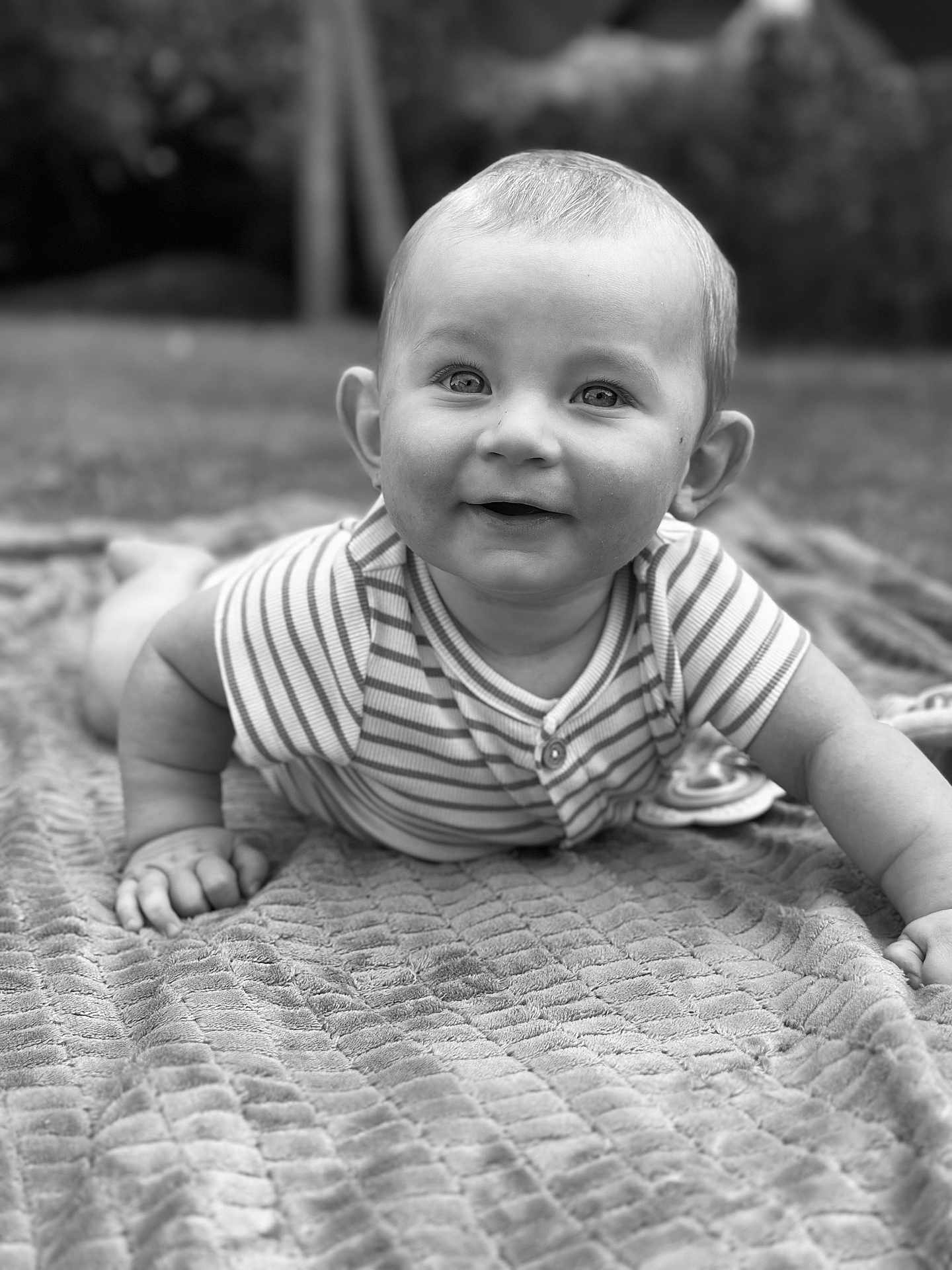 Gabriel a rejoint le concours — aidez-le/la à gagner de superbes lots ! baby, child, smiling, portrait, black_and_white, outdoor, blanket, striped_shirt, cute, infant, face, eyes, hands, crawling, happy, young, person, nature, texture, closeup