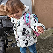Elina a rejoint le concours — aidez-le/la à gagner de superbes lots ! toddler, child, jacket, minnie_mouse, backpack, jeans, shoes, concrete, stroller, hair, pony_tail, outdoor, door, wall, sidewalk, cute, walking, playful, person, young_child