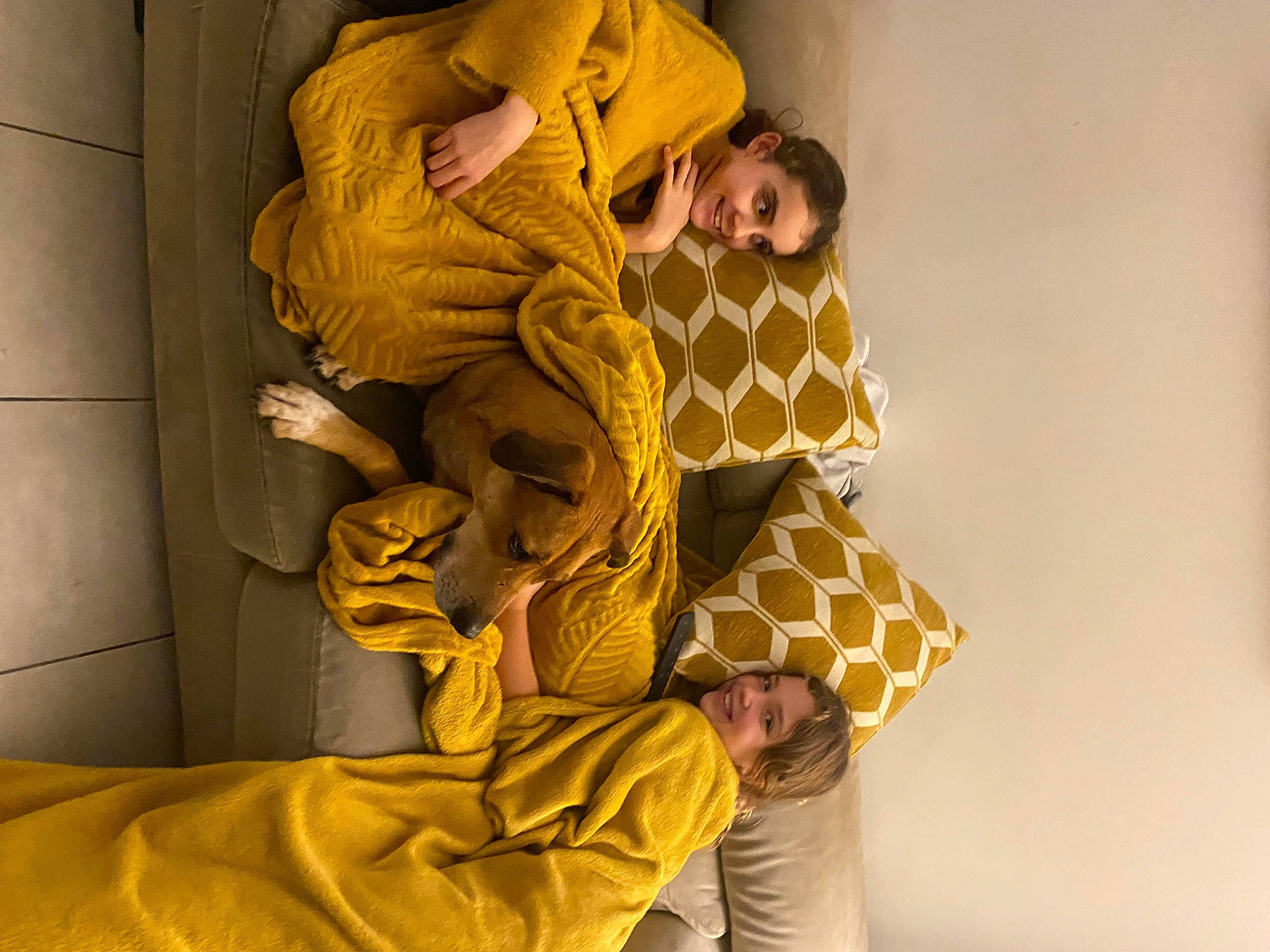Nala participe au concours pour gagner de l'argent avec cette photo : comfort, costume_design, fashion_design, fur, human_leg, linens, neck, nightwear, pajamas, pattern, peach, room, scarf, shawl, shoulder, sleeve, stole, visual_arts, yellow