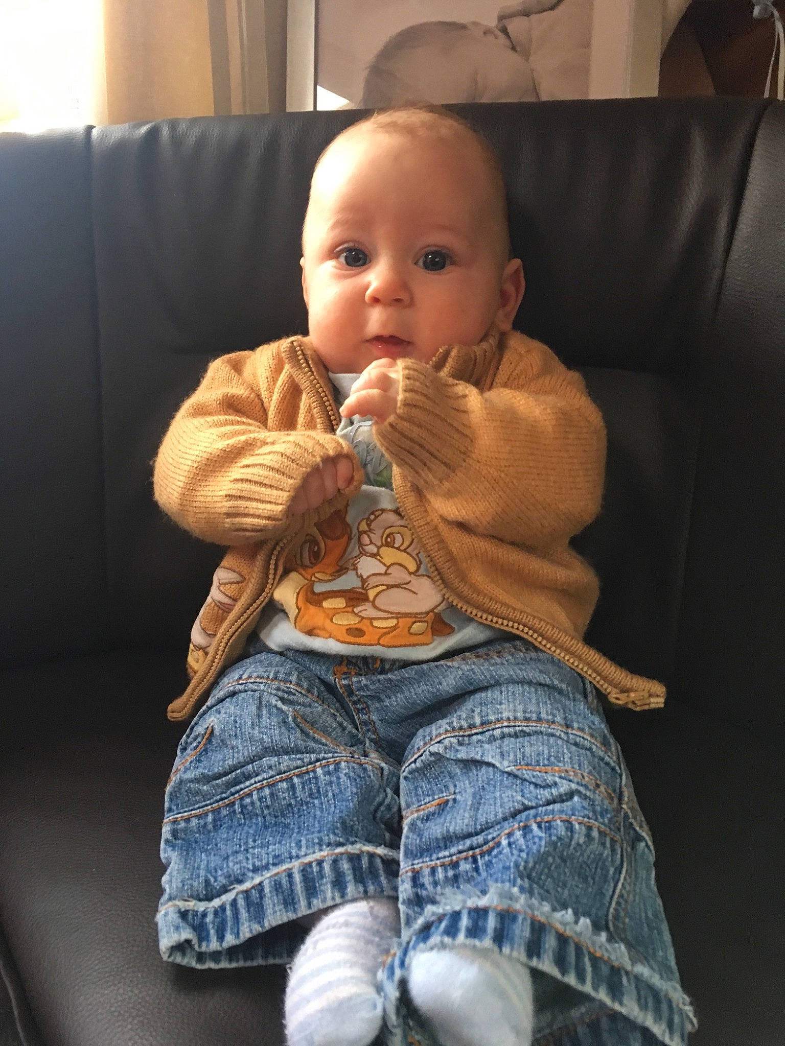 Deven participe au concours pour gagner de l'argent avec cette photo : arm, baby, cheek, child, eye, furniture, person, sitting, skin, toddler