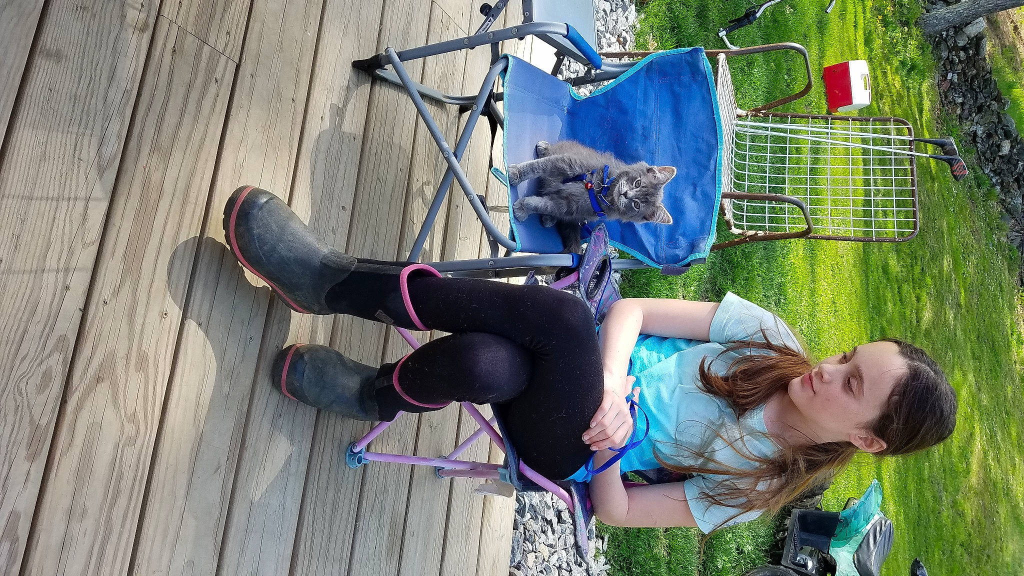 Pip is registered to the contest to win money with this photo: fun, leg, leisure