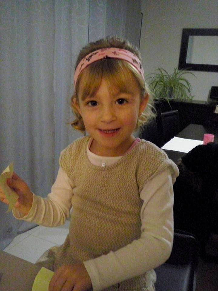 Lana a rejoint le concours — aidez-le/la à gagner de superbes lots ! arm, cheek, child, day, ear, eye, fashion_accessory, girl, hair, hair_accessory, hairstyle, head, headgear, human_hair_color, joy, person, product, sitting, skin, standing