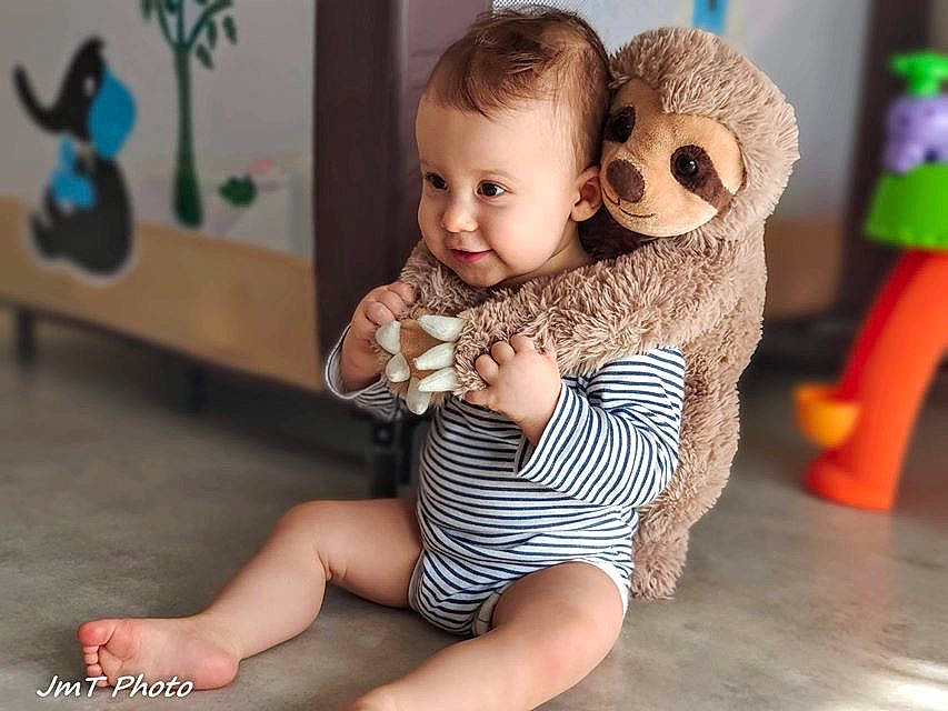 Jaden a rejoint le concours — aidez-le/la à gagner de superbes lots ! baby, baby_toddler_clothing, baby_toys, child, hand, leg, person, play, sibling, sleeve, stuffed_toy, teddy_bear, toddler, toy
