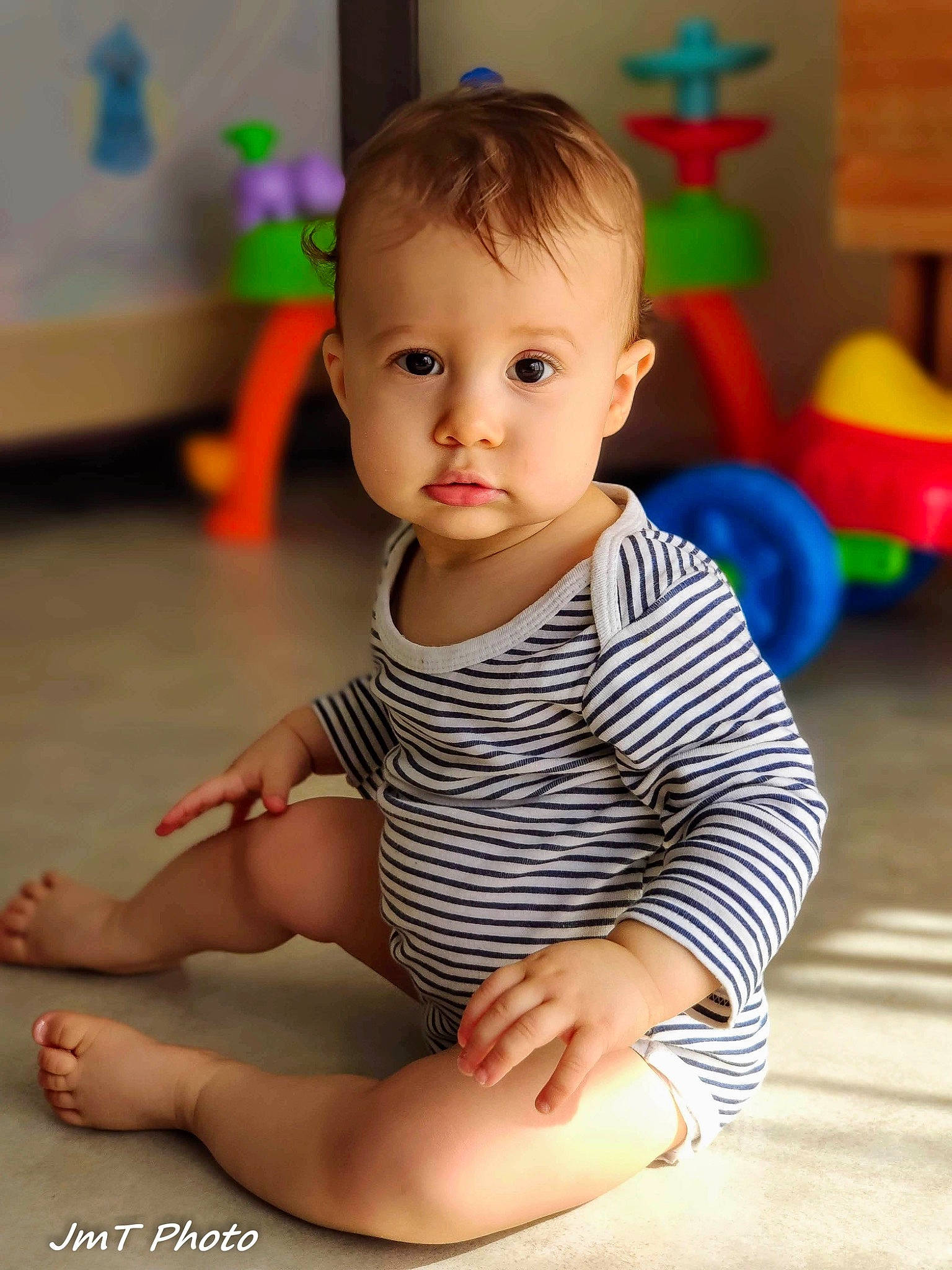 Jaden participe au concours pour gagner de l'argent avec cette photo : baby, baby_toddler_clothing, beauty, cheek, child, face, flooring, leg, person, photography, play, sitting, skin, smile, toddler, tummy_time