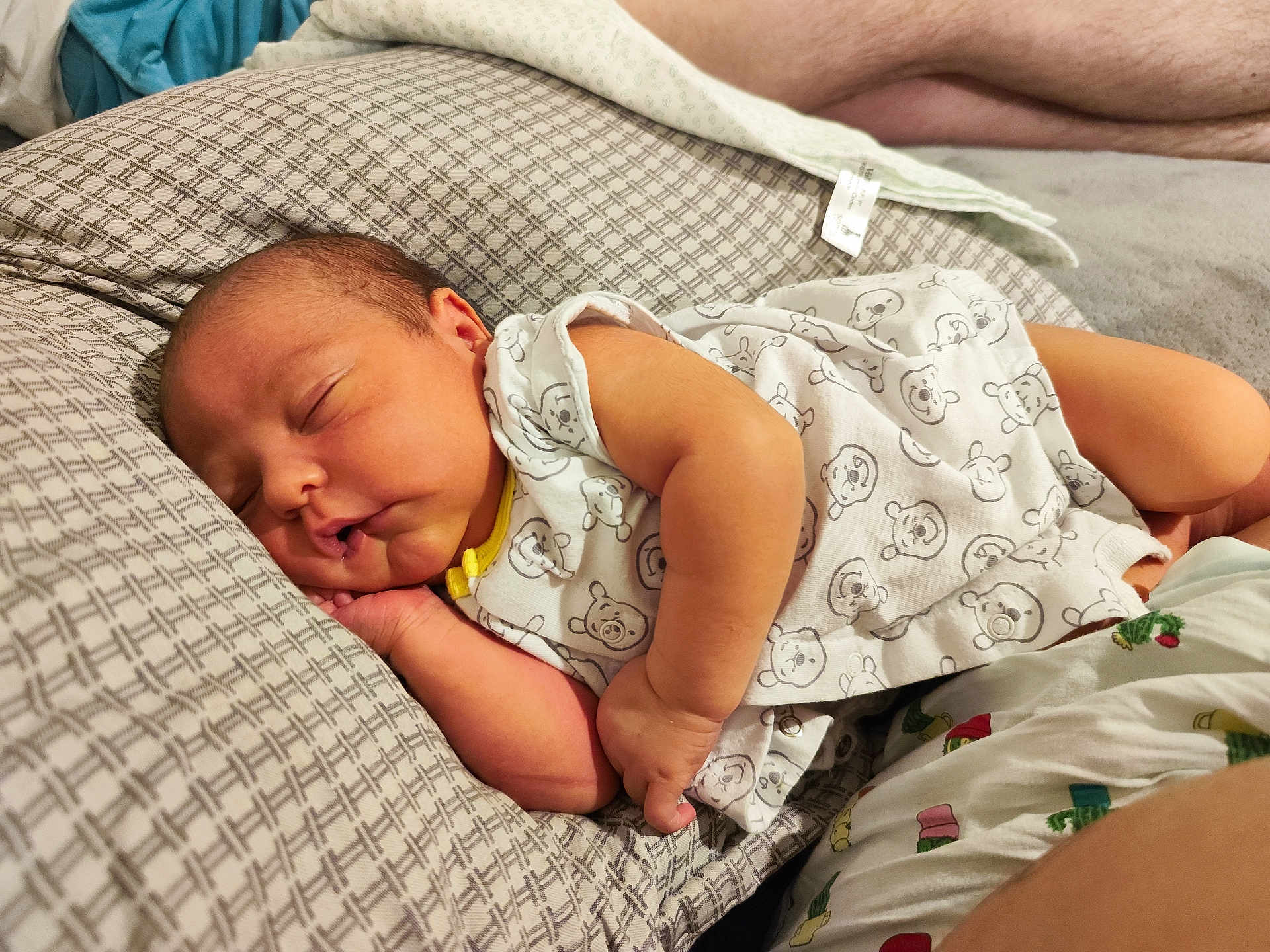 Charlie a rejoint le concours — aidez-le/la à gagner de superbes lots ! newborn, baby, sleeping, infant, pillow, bed, blanket, clothing, pattern, cute, peaceful, rest, child, human, soft, indoor, relaxation, toddler, portrait, skin