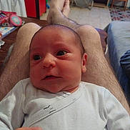 Charlie a rejoint le concours — aidez-le/la à gagner de superbes lots ! baby, casual, curious, eyes, fan, floor, foot, furniture, hand, head, indoor, infant, legs, living_room, person, relaxing, skin, table, white_clothing, wooden_table