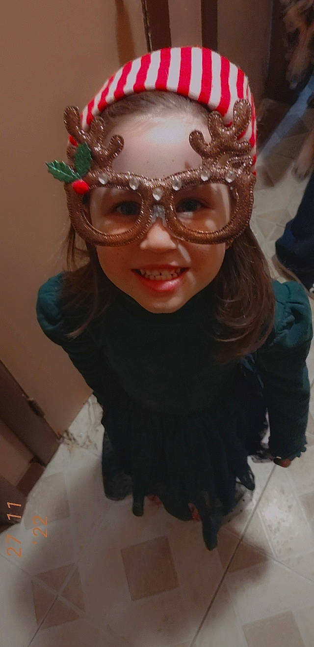 Serena is registered to the contest to win money with this photo: costume, event, eyebrow, eyelash, eyewear, fashion_accessory, fashion_design, fun, glasses, goggles, hair_accessory, happy, headband, headpiece, jewellery, joy, lip, person, personal_protective_equipment, smile