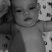 Inaya a rejoint le concours — aidez-le/la à gagner de superbes lots ! arms, baby, blanket, chest, child, coffee, cute, diaper, expressionless, eyes, face, head, indoors, infant, lying_down, monochrome, mouth, pattern, portrait, skin