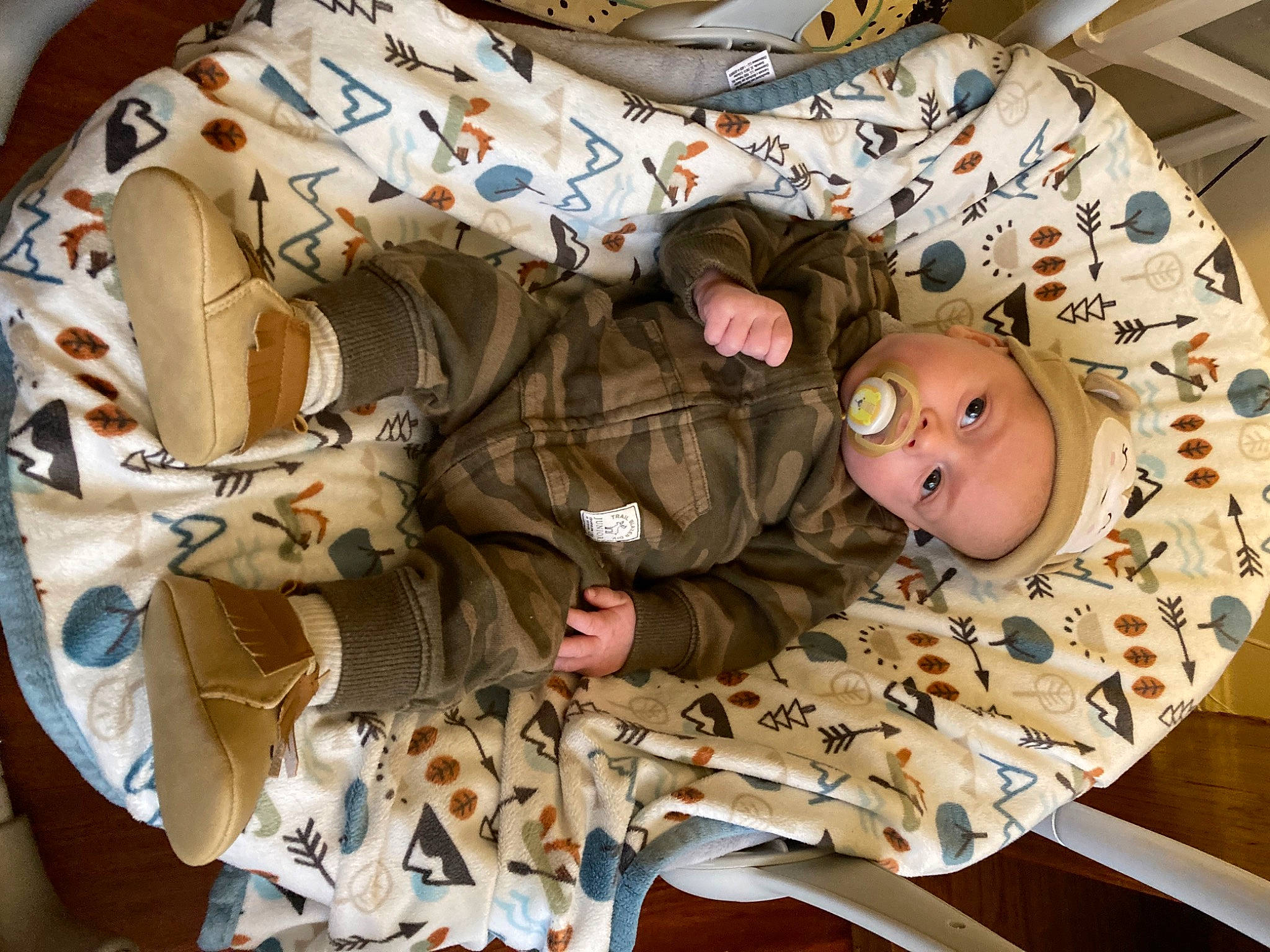 Mateus is registered to the contest to win money with this photo: baby, baby_products, baby_toddler_clothing, bag, camouflage, child, circle, comfort, fashion_accessory, headwear, linens, military_camouflage, pattern, person, personal_protective_equipment, room, sleeve, toddler, wood