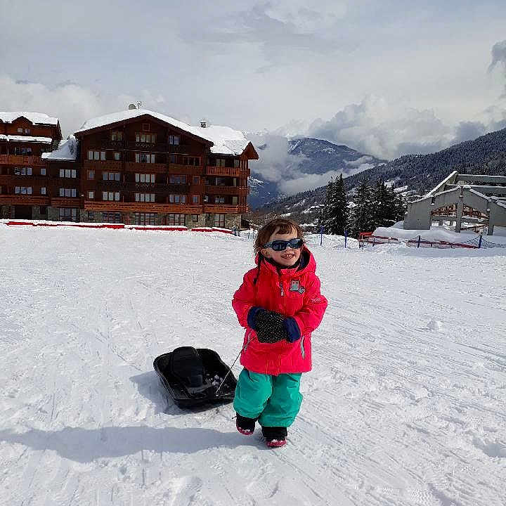 Tina participe au concours pour gagner de l'argent avec cette photo : arctic, cloud, freezing, fun, glacial_landform, ice, ice_skate, mountain_range, piste, recreation, ski, ski_equipment, skiing, sky, snow, snowboard, snowboarding, vacation, winter, winter_sport