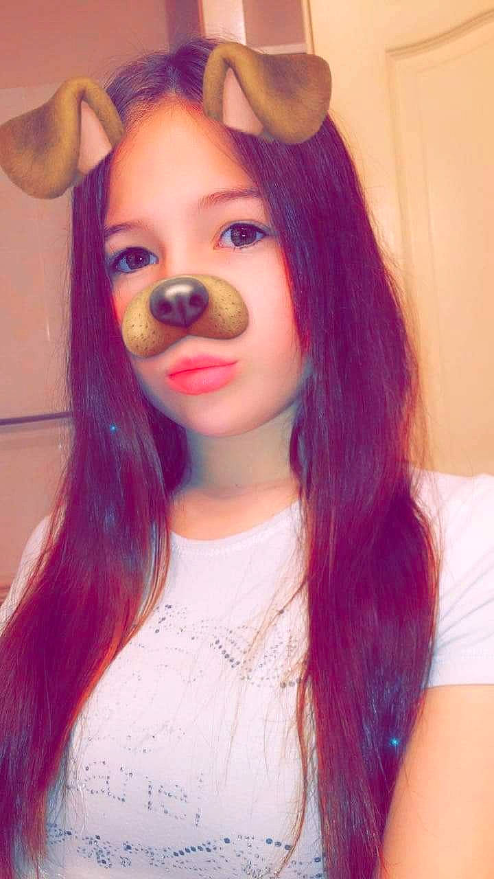 Emma participe au concours pour gagner de l'argent avec cette photo : beauty, blond, cheek, ear, eyebrow, face, forehead, hair, hair_coloring, hairstyle, head, lip, long_hair, nose, person, pink, purple, selfie, skin, violet