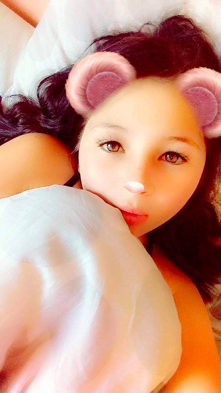 Ma Fille Emma participe au concours pour gagner de l'argent avec cette photo : barbie, beauty, black_hair, brown_hair, cheek, doll, eye, eyelash, face, fawn, forehead, hair, head, lip, long_hair, person, pink, selfie, skin, toy