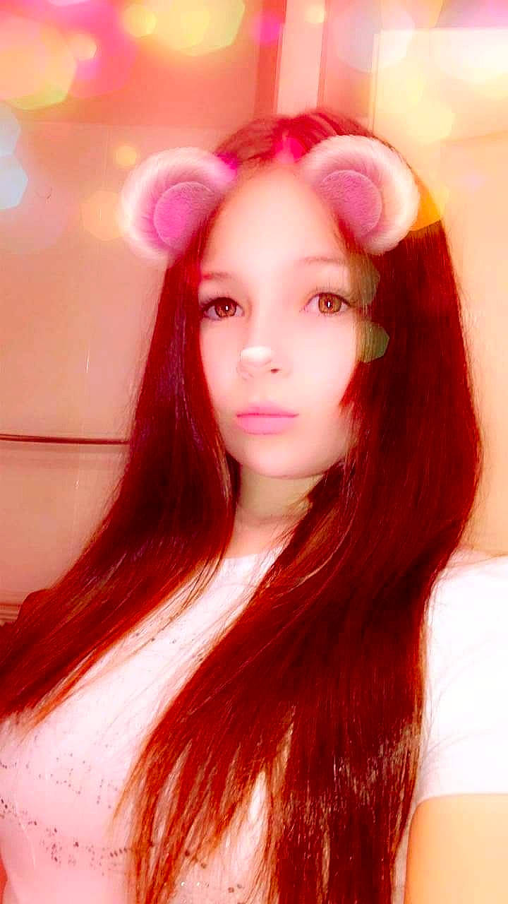 Ma Fille Emma participe au concours pour gagner de l'argent avec cette photo : beauty, brown_hair, cheek, chin, eye, eyebrow, face, forehead, hair, hair_coloring, hairstyle, head, jaw, lip, long_hair, nose, person, pink, red, red_hair