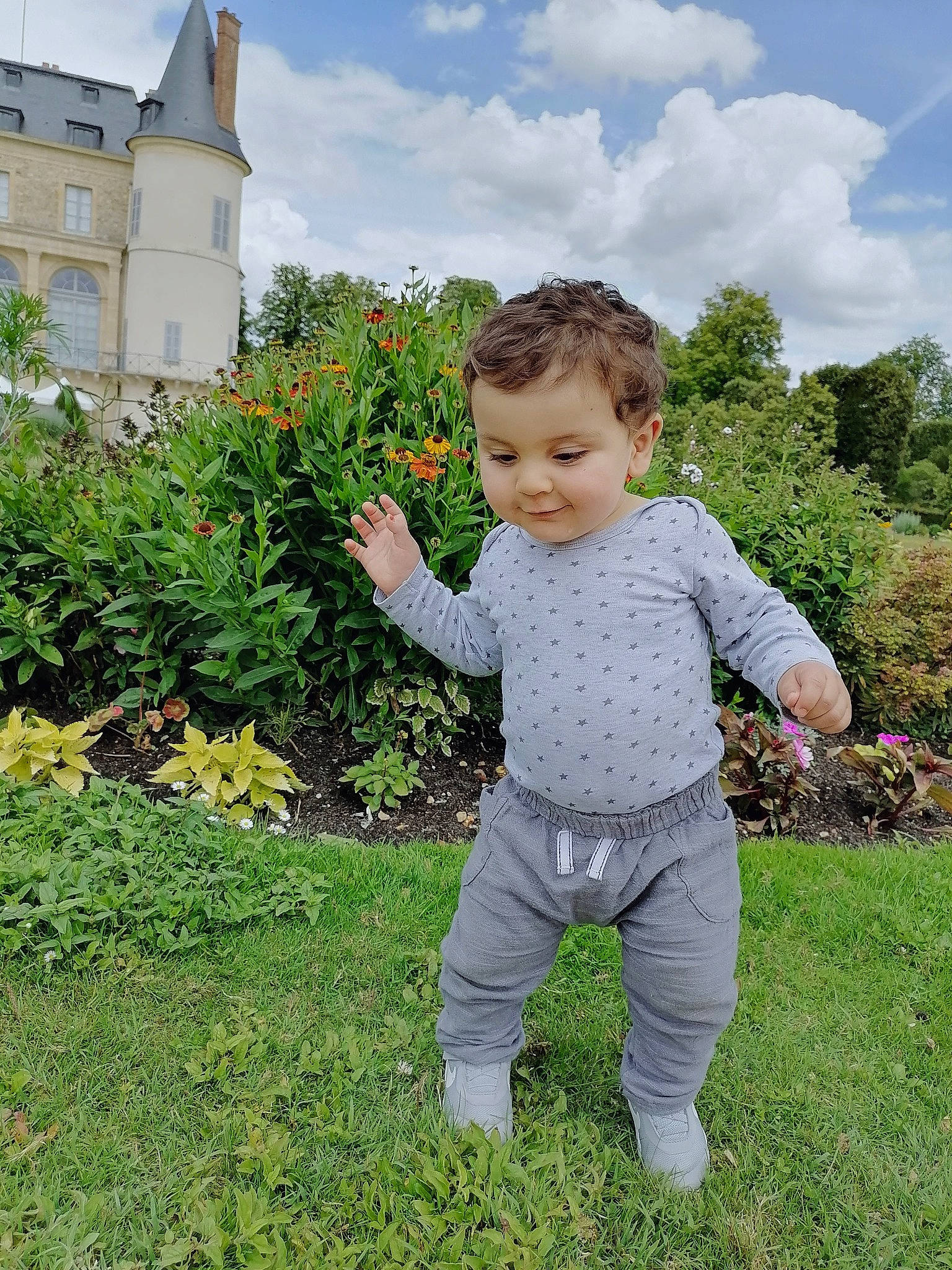 Adam participe au concours pour gagner de l'argent avec cette photo : child, garden, grass, lawn, leaf, people_in_nature, person, plant, shrub, toddler, vacation