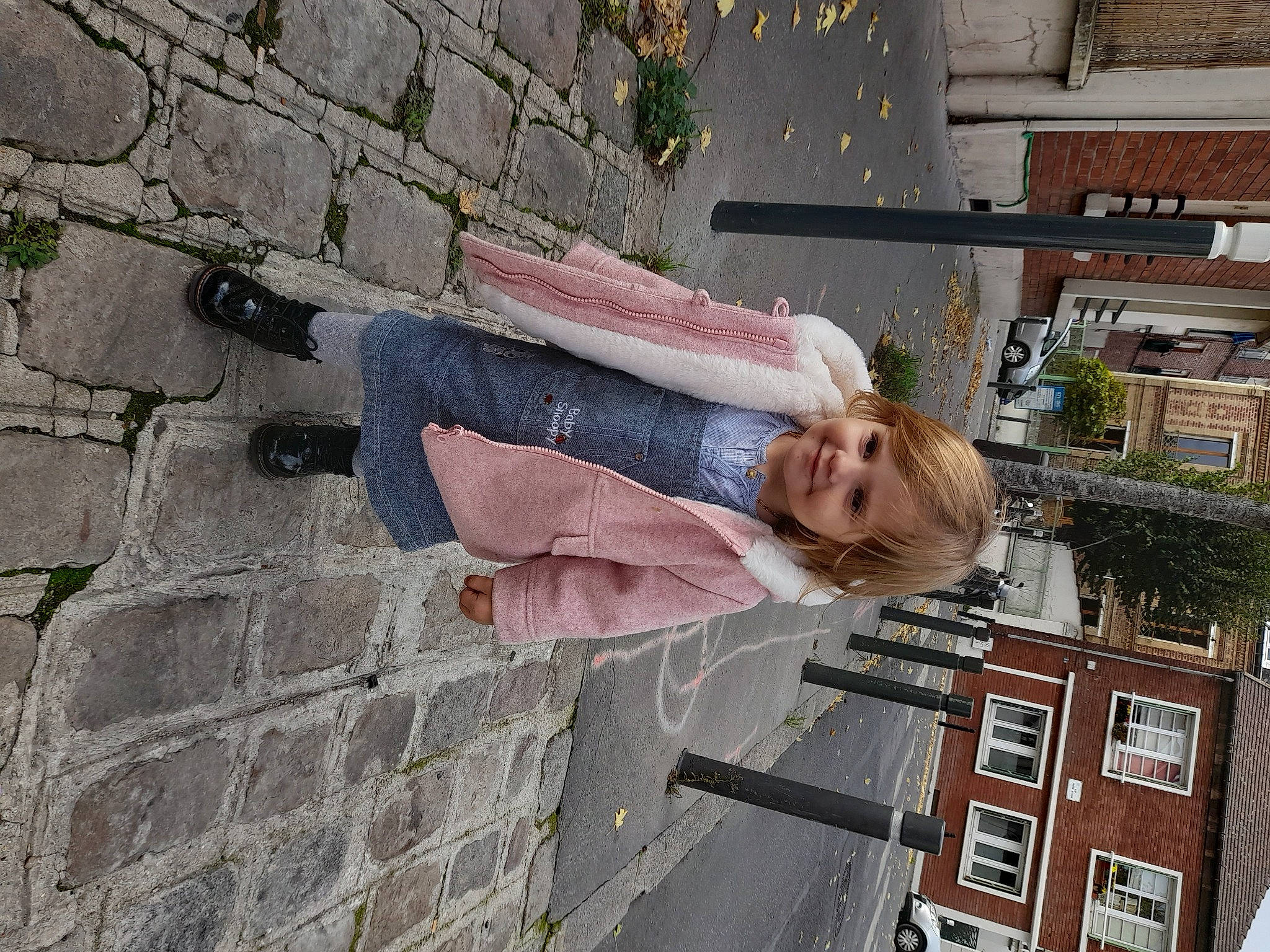 Ana participe au concours pour gagner de l'argent avec cette photo : beauty, brick, brickwork, building, cobblestone, concrete, flagstone, joy, pattern, person, plant, road_surface, sidewalk, smile, street, window