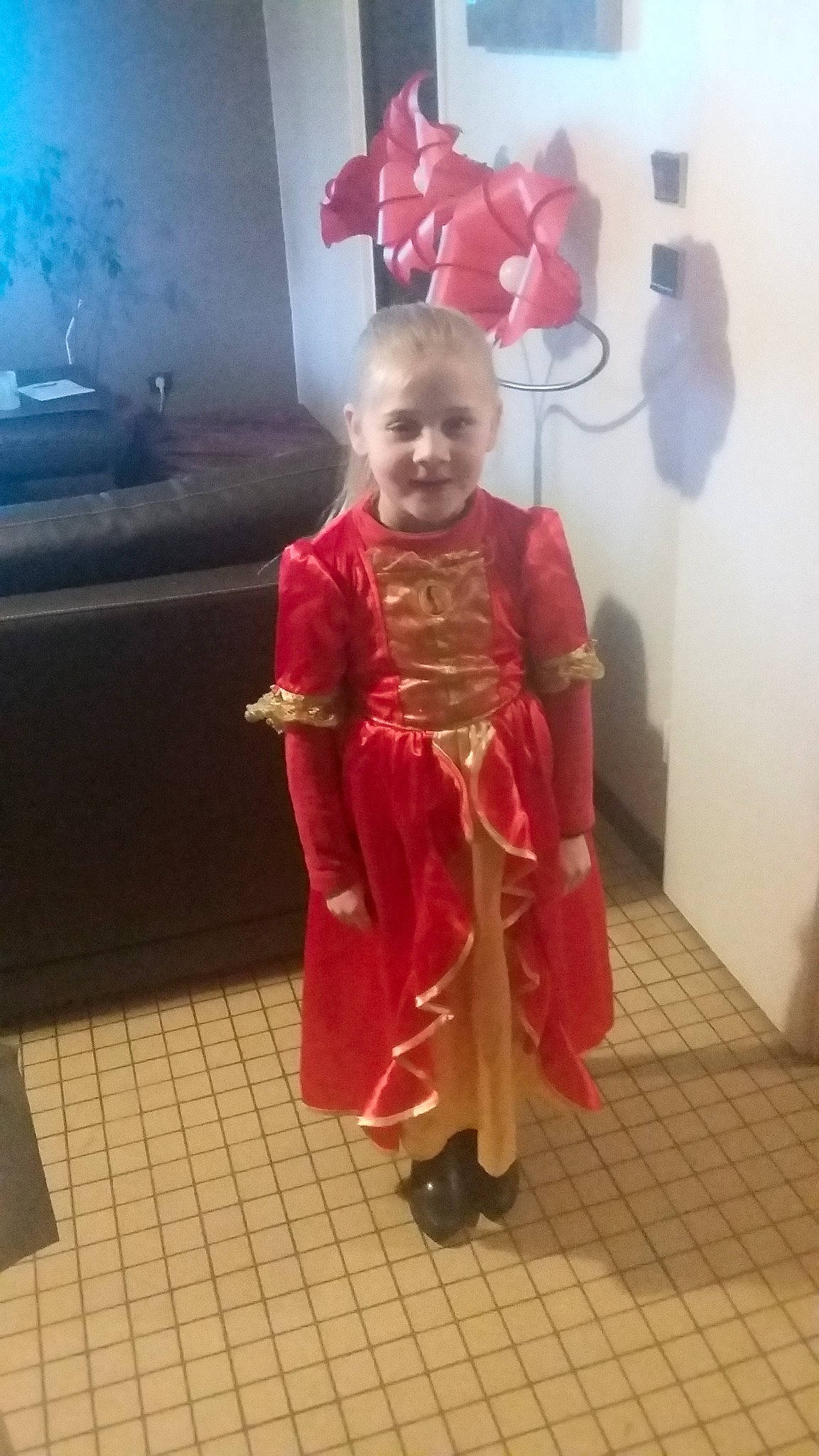 Maïwenn participe au concours pour gagner de l'argent avec cette photo : child, costume, dress, fun, girl, outerwear, person, pink, red, standing, toddler