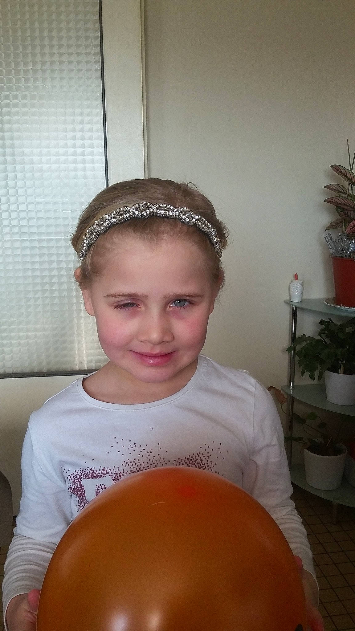 Maïwenn a rejoint le concours — aidez-le/la à gagner de superbes lots ! cheek, child, eye, fashion_accessory, forehead, fun, girl, hair, hair_accessory, hairstyle, happiness, hat, head, headband, headgear, headpiece, human_hair_color, joy, person, skin