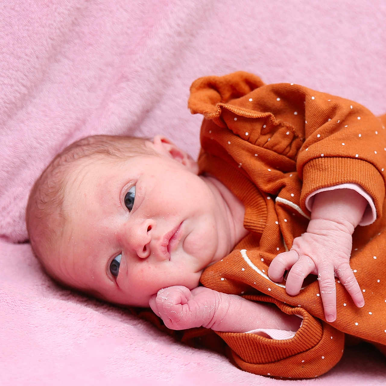 Kayssy a rejoint le concours — aidez-le/la à gagner de superbes lots ! baby, baby_skin, child, closeup, cozy, cute, face, hand, indoors, infant, lying_down, newborn, orange_clothing, pink_blanket, polka_dot, portrait, resting, sleepwear, soft_texture, toddler