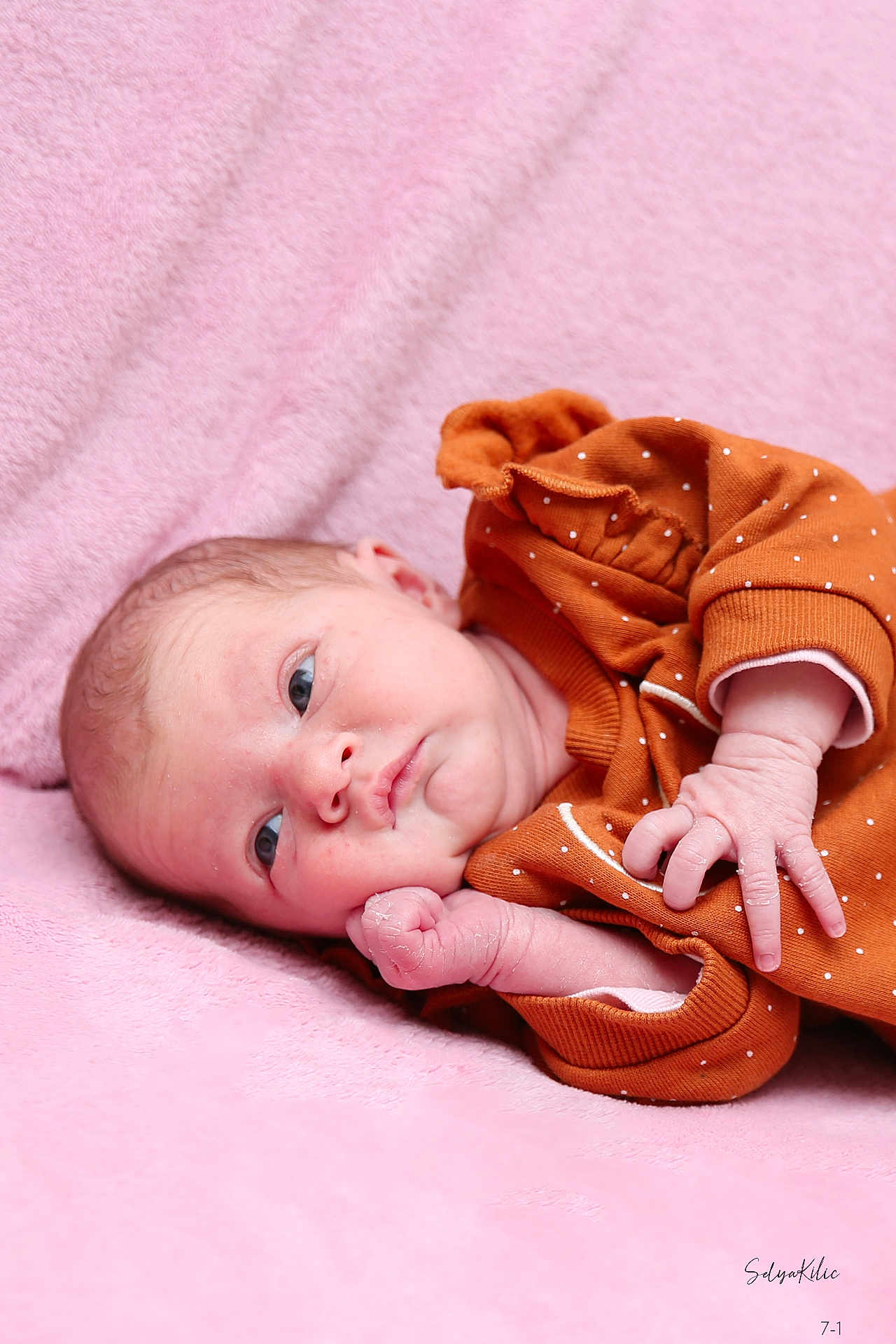 Kayssy a rejoint le concours — aidez-le/la à gagner de superbes lots ! newborn, baby, infant, pink_blanket, orange_clothing, polka_dot, lying_down, portrait, face, hand, cute, soft_texture, cozy, sleepwear, baby_skin, closeup, child, resting, indoors, toddler