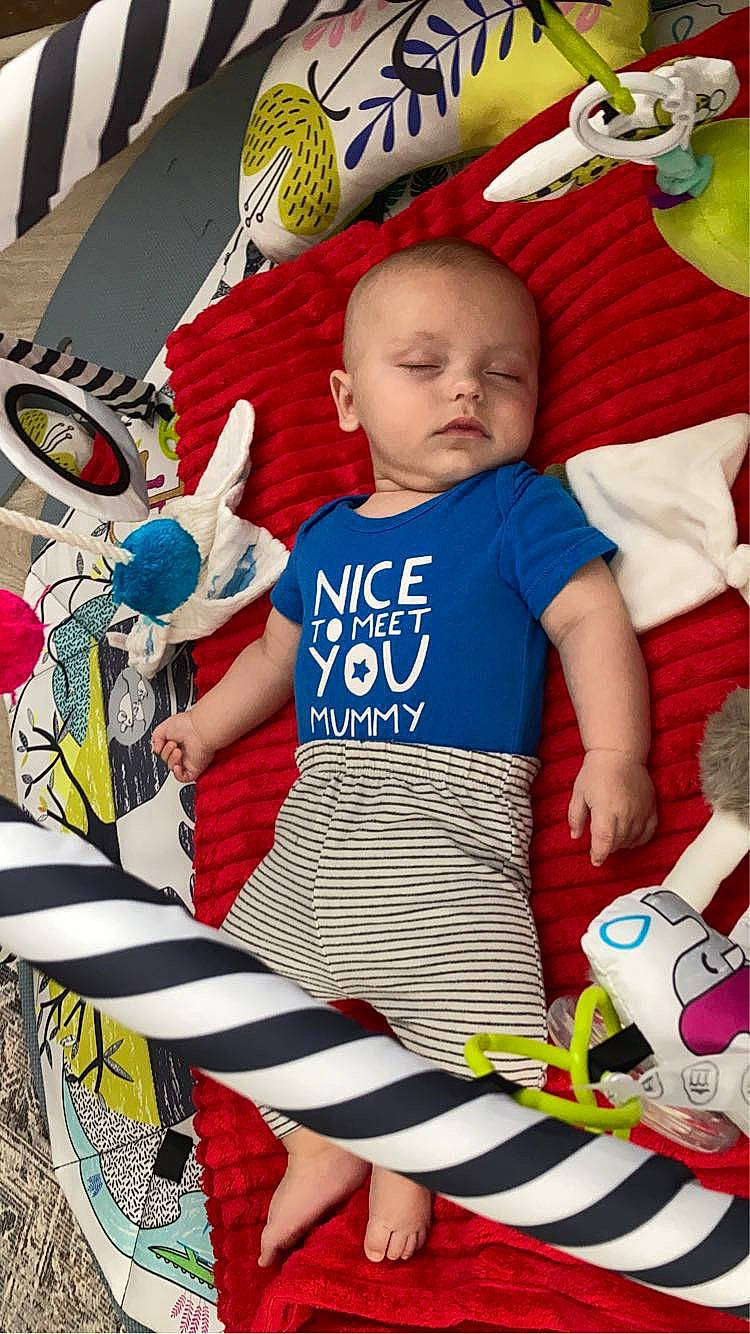 Achille a rejoint le concours — aidez-le/la à gagner de superbes lots ! baby, baby_carriage, baby_products, baby_toddler_clothing, child, electric_blue, event, fictional_character, fun, happy, human_leg, leisure, person, play, product, sitting, sleeve, t_shirt, textile, thigh