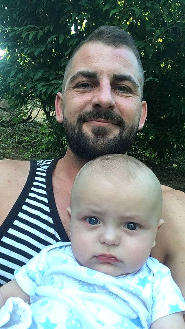 Achille participe au concours pour gagner de l'argent avec cette photo : baby, baby_toddler_clothing, beard, cheek, chest, chin, fun, grass, hair, happy, head, joy, leisure, lip, mouth, muscle, nose, person, skin, summer
