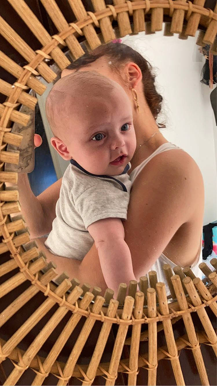 Achille a rejoint le concours — aidez-le/la à gagner de superbes lots ! baby, baby_toddler_clothing, child, comfort, eye, facial_expression, flash_photography, flooring, fun, hairstyle, happy, human, leisure, organ, pattern, person, room, sitting, skin, toddler