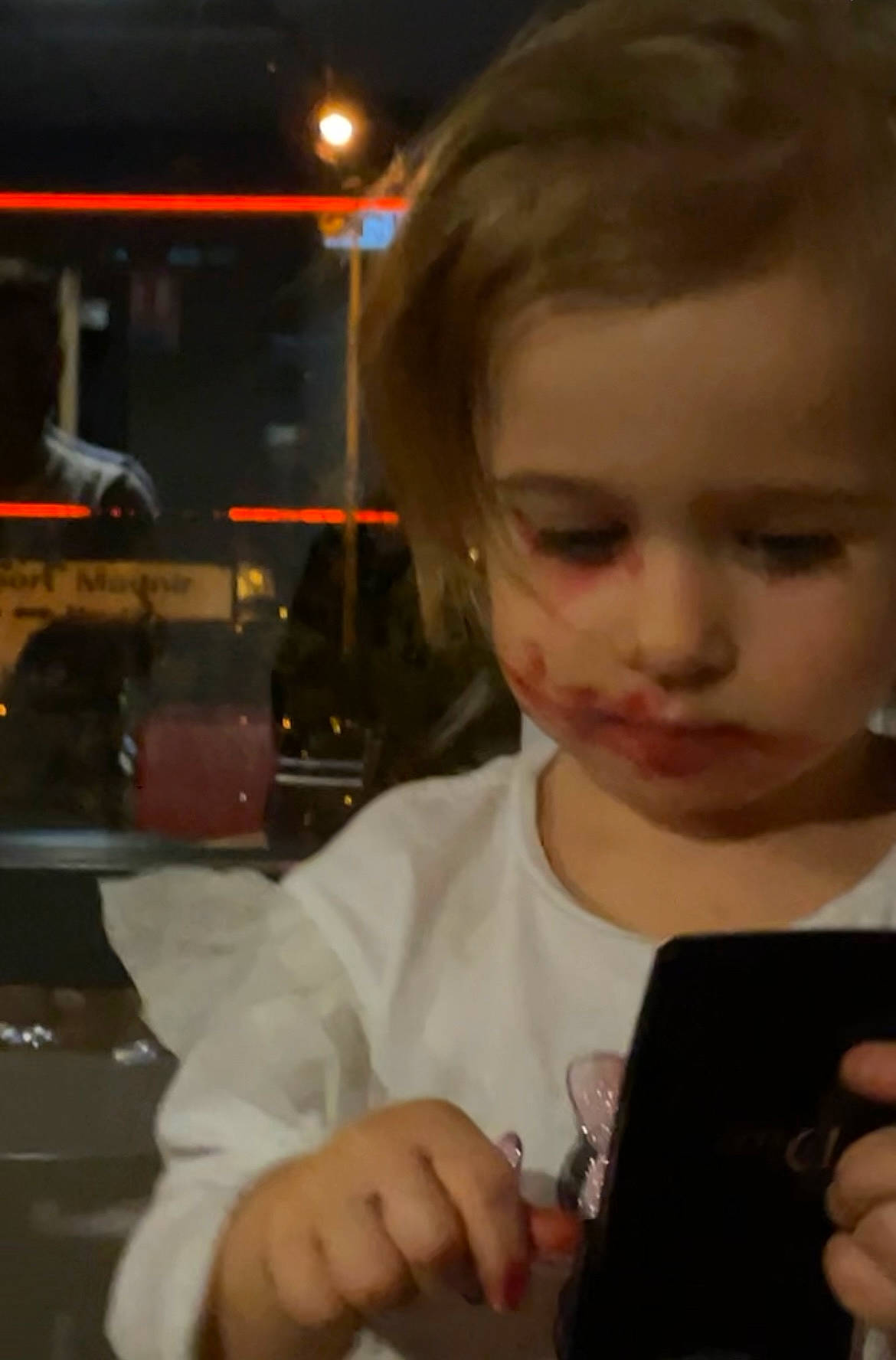 Chéryl a rejoint le concours — aidez-le/la à gagner de superbes lots ! automotive_lighting, child, communication_device, electronic_device, eyelash, finger, fun, gadget, gesture, hand, mobile_device, nail, nose, person, portable_communications_device, t_shirt, tablet_computer, technology, thumb, toddler