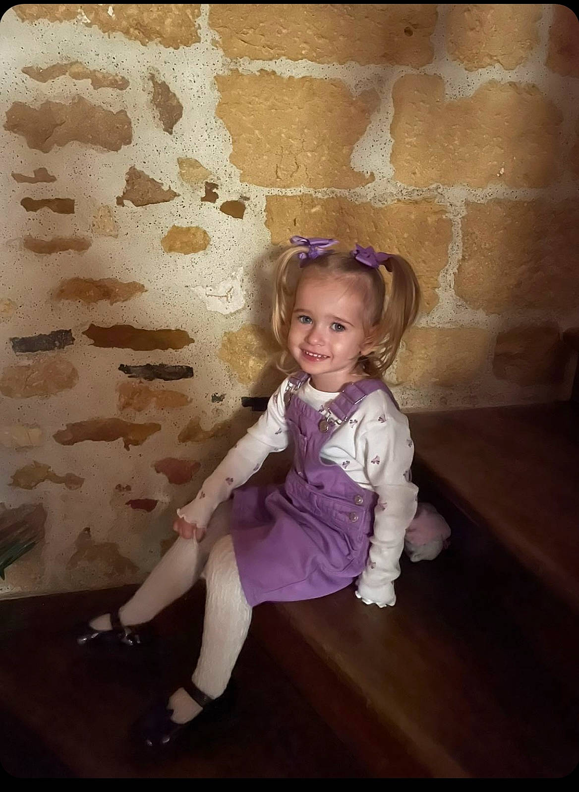 Chéryl a rejoint le concours — aidez-le/la à gagner de superbes lots ! baby_toddler_clothing, child, flash_photography, floor, flooring, foot, fun, happy, human_leg, joy, knee, magenta, pattern, person, pink, purple, room, sitting, smile, sock