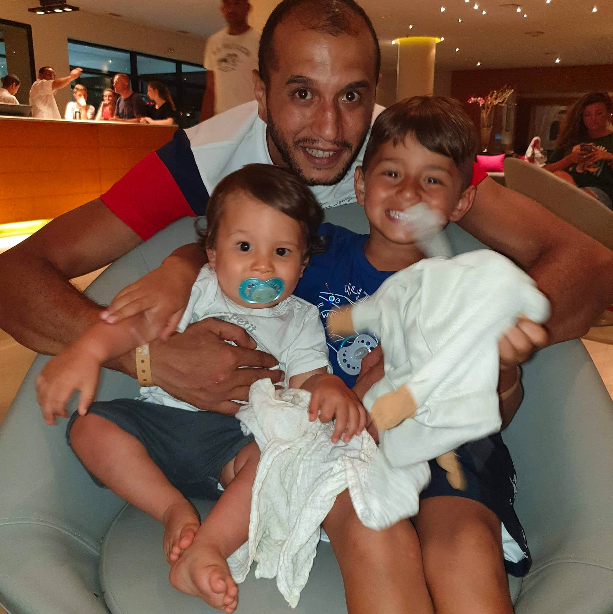 Ilyes participe au concours pour gagner de l'argent avec cette photo : arm, baby, baby_toddler_clothing, child, comfort, ear, face, hand, head, holiday, human_body, iris, joy, lap, love, muscle, people, person, smile, thigh