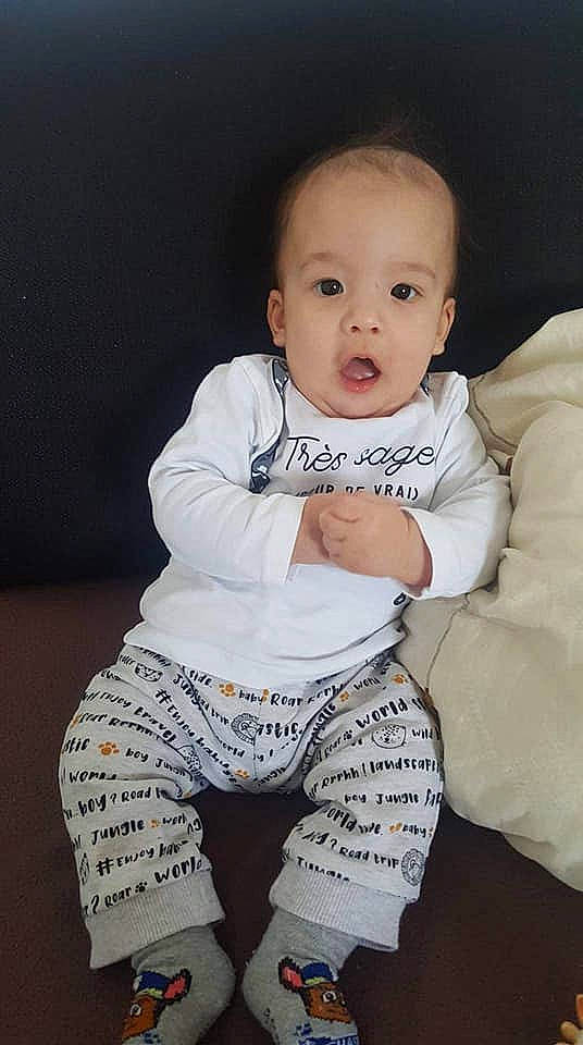 Ilyes participe au concours pour gagner de l'argent avec cette photo : active_pants, baby, baby_toddler_clothing, cargo_pants, cheek, child, comfort, cool, ear, nose, pajamas, person, portrait_photography, product, skin, sleeve, sock, surprise, sweatpant, toddler